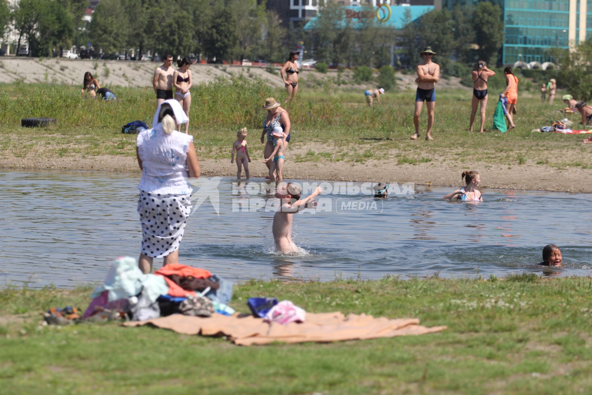 Иркутск. Жители города отдыхают на природе.