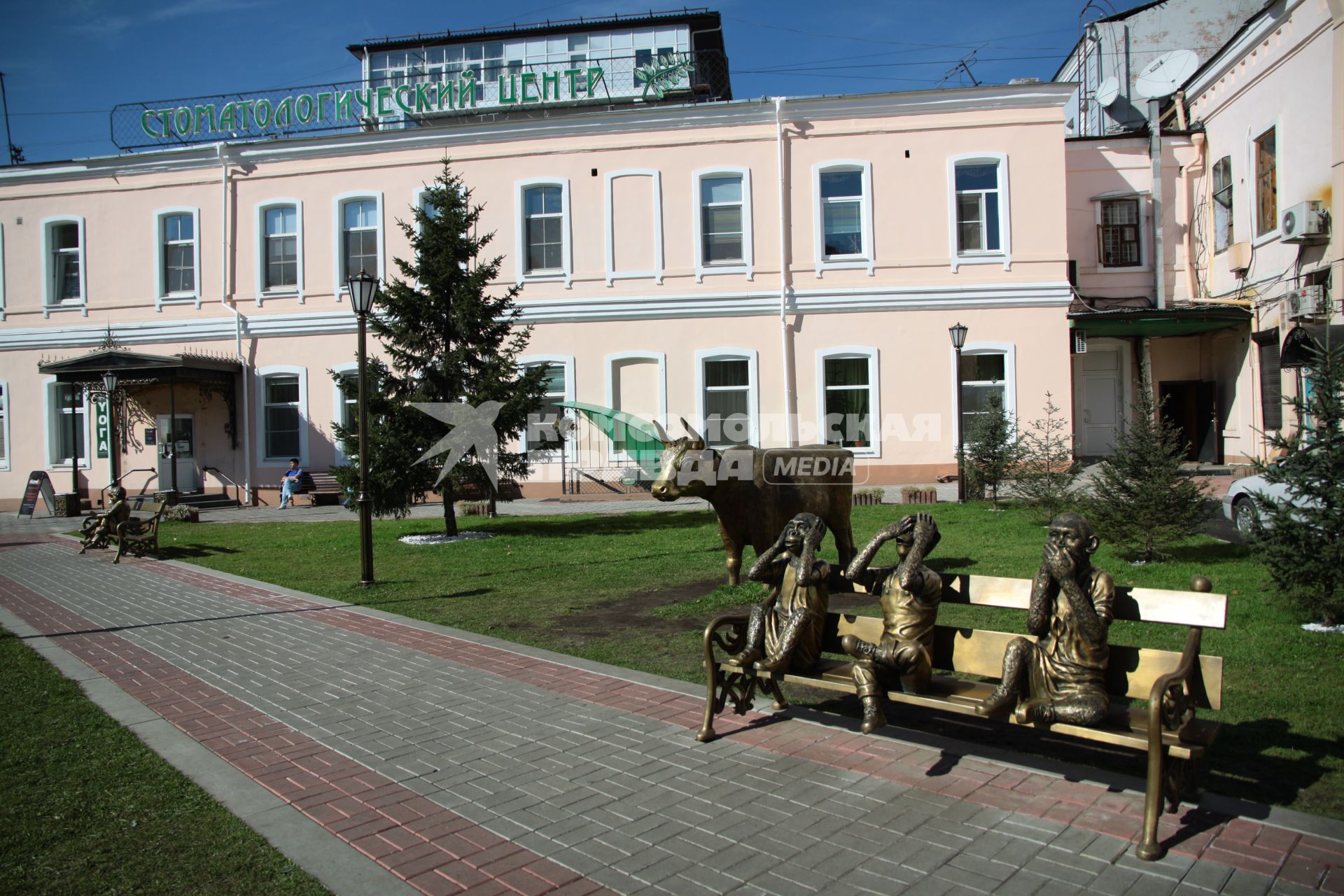 Иркутск. В парке скульптур у стоматологического центра.