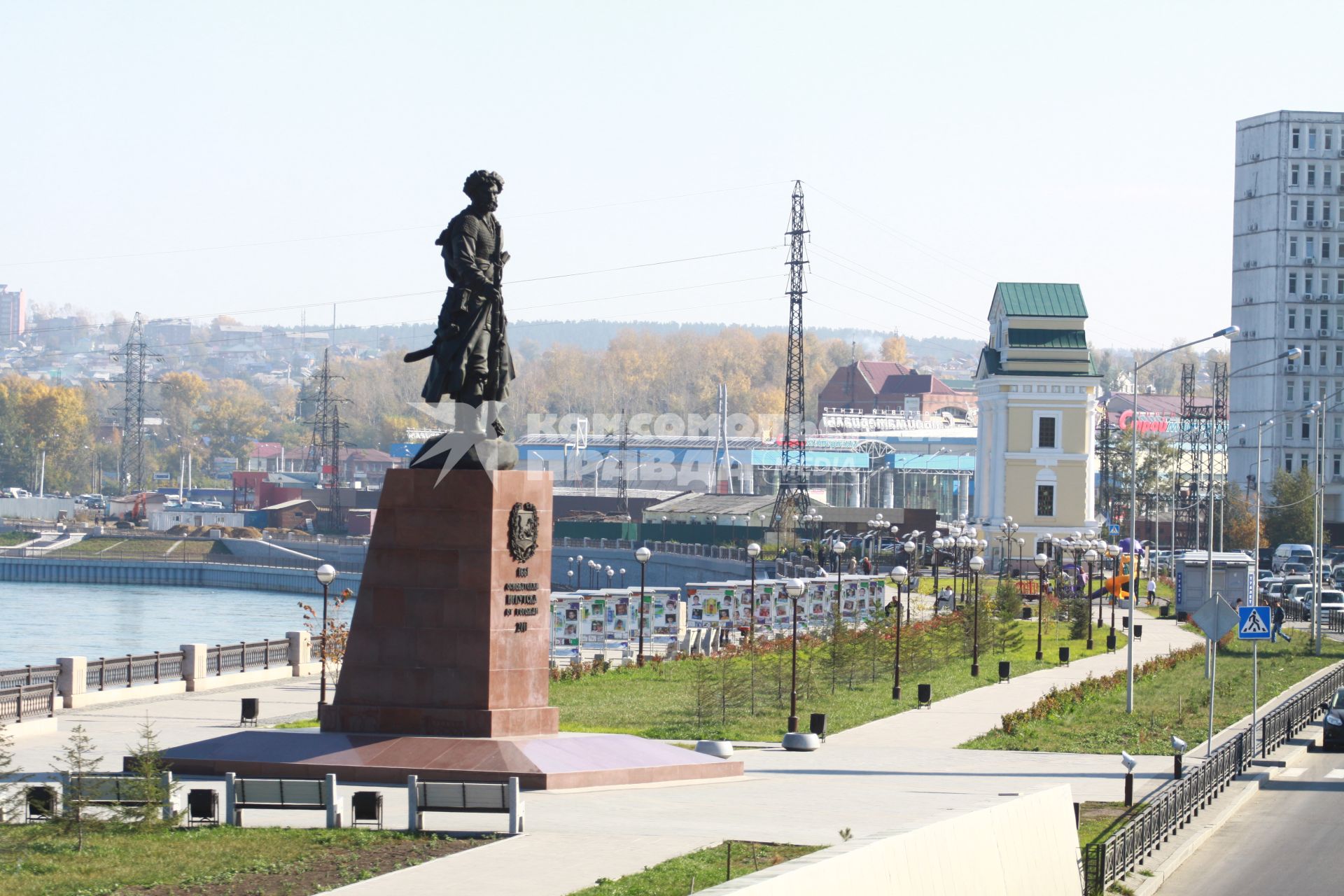 Иркутск. Памятник Якову Похабову на Нижней набережной.