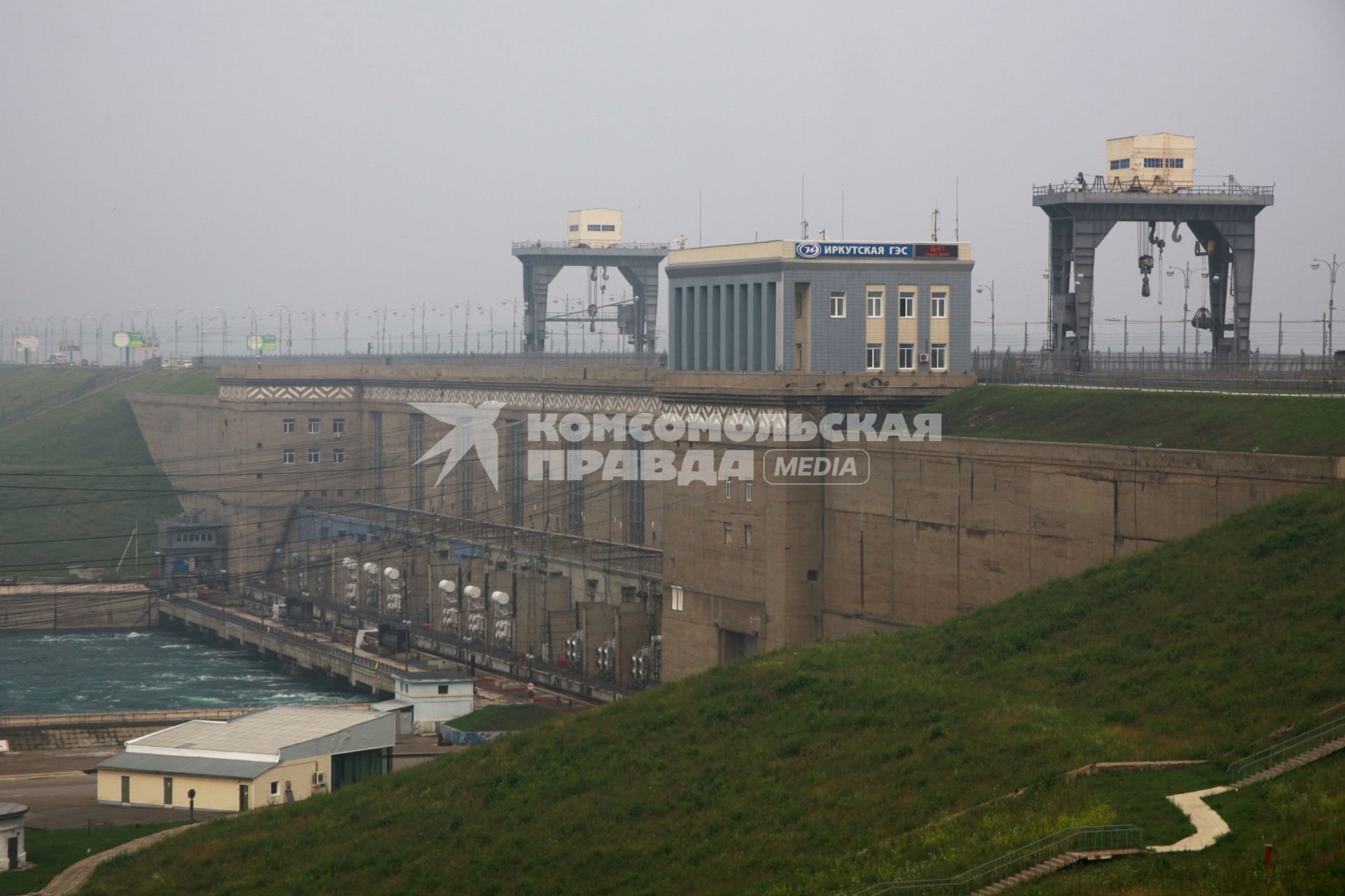Иркутск. Вид на плотину Иркутской ГЭС.