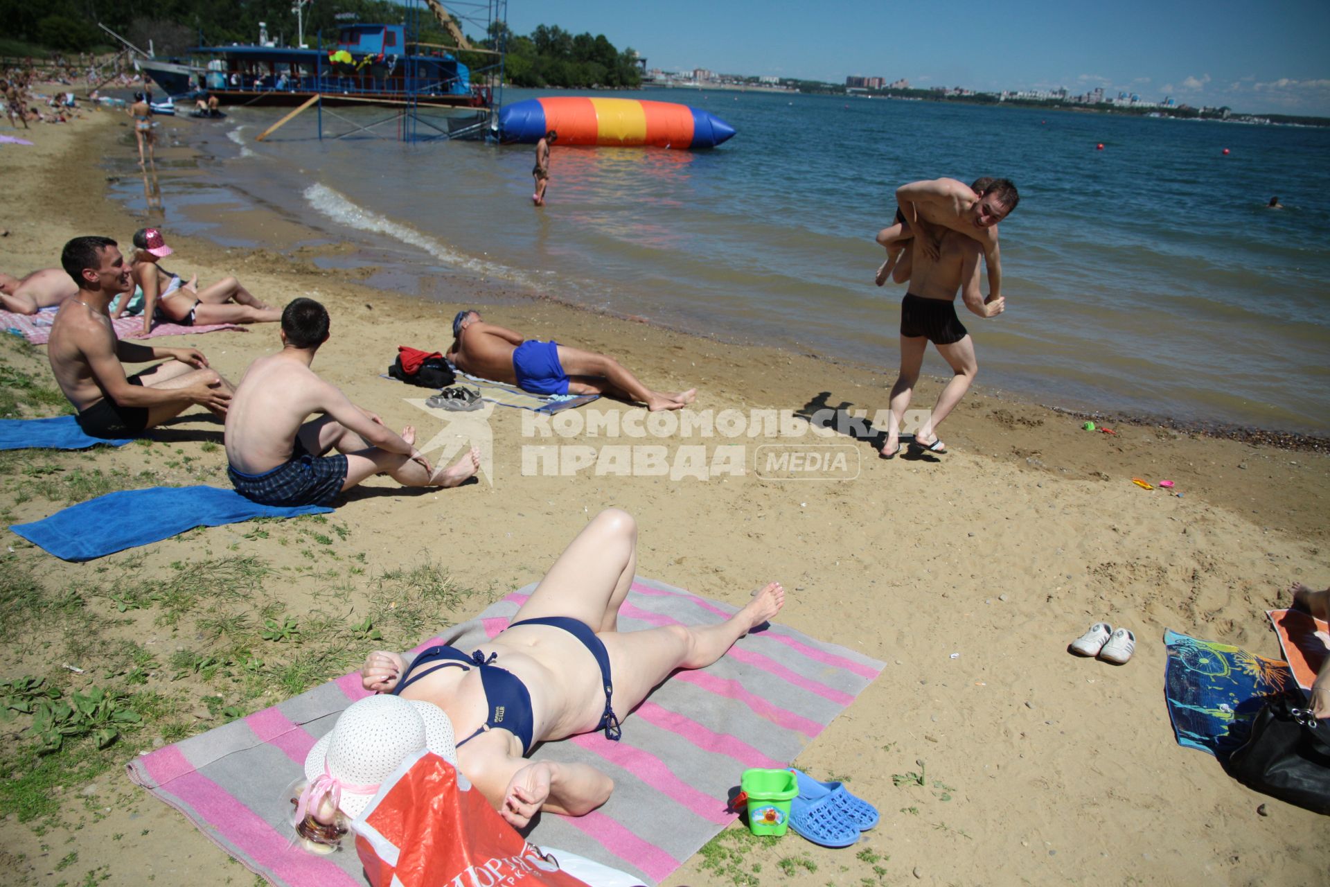 Иркутск. Жители города отдыхают на природе.