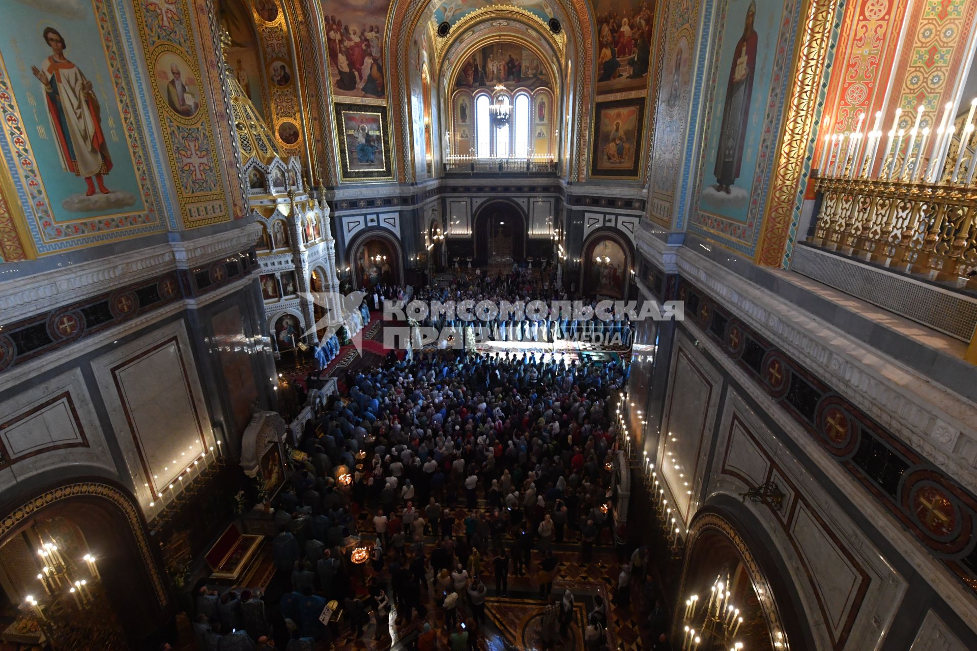 Москва.  Прихожане на торжественной церемонии встречи мощей святителя Спиридона Тримифунтского, доставленных в Россию с греческого острова Корфу, в Храме Христа Спасителя.