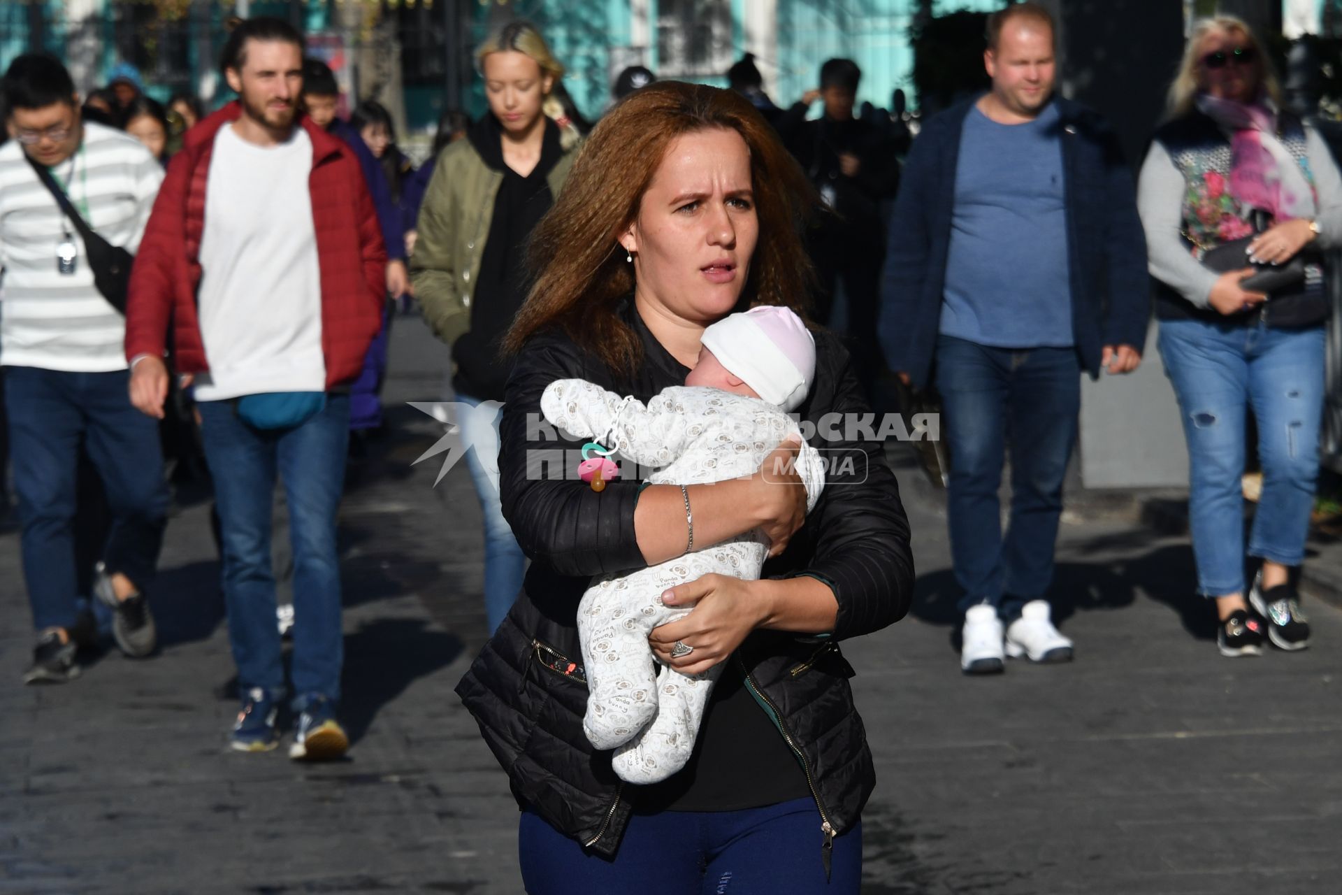 Москва. Женщина с грудным ребенком.