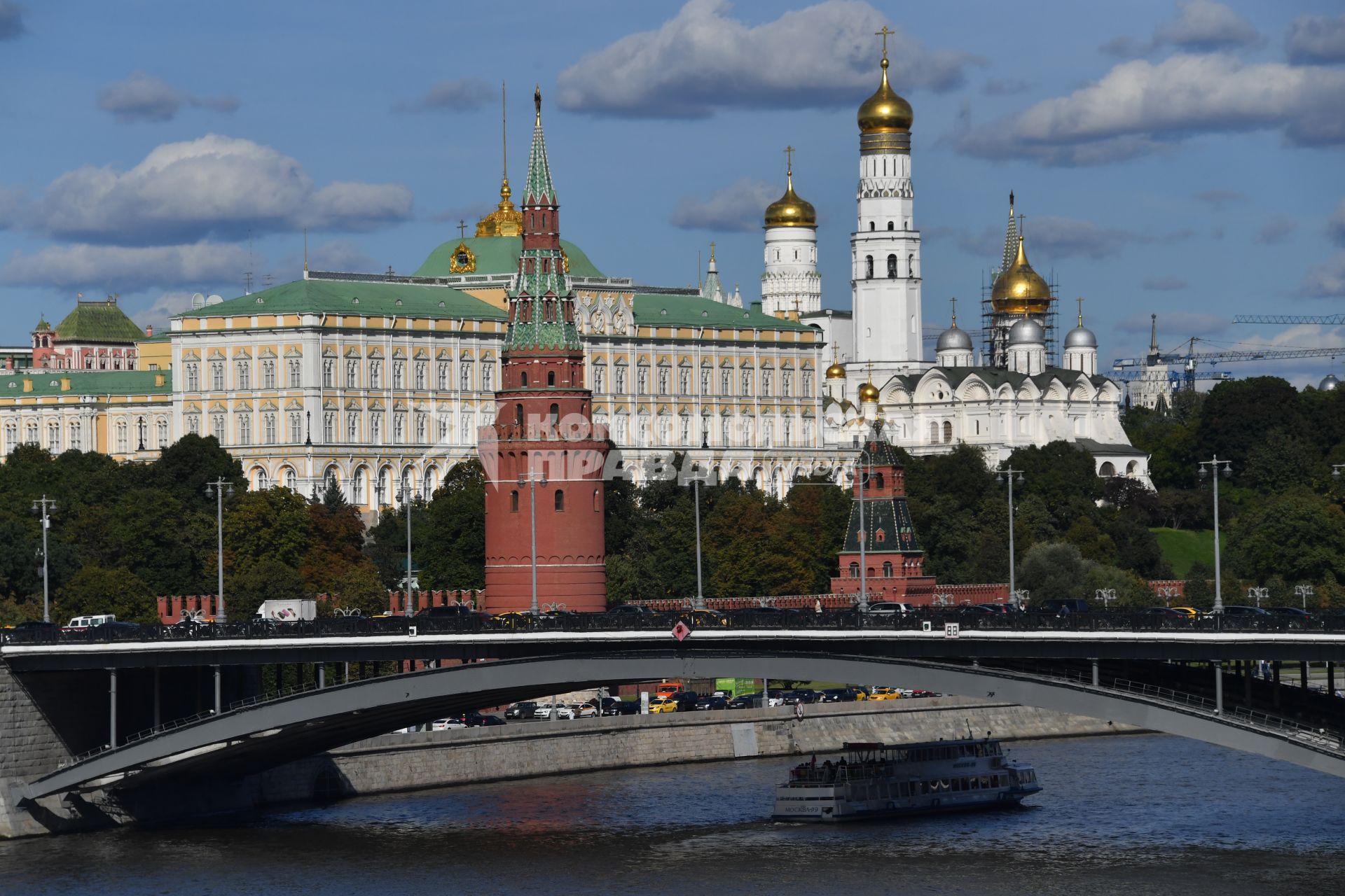 Москва. Вид на Кремль, Кремлевскую набережную и Большой Каменный мост.