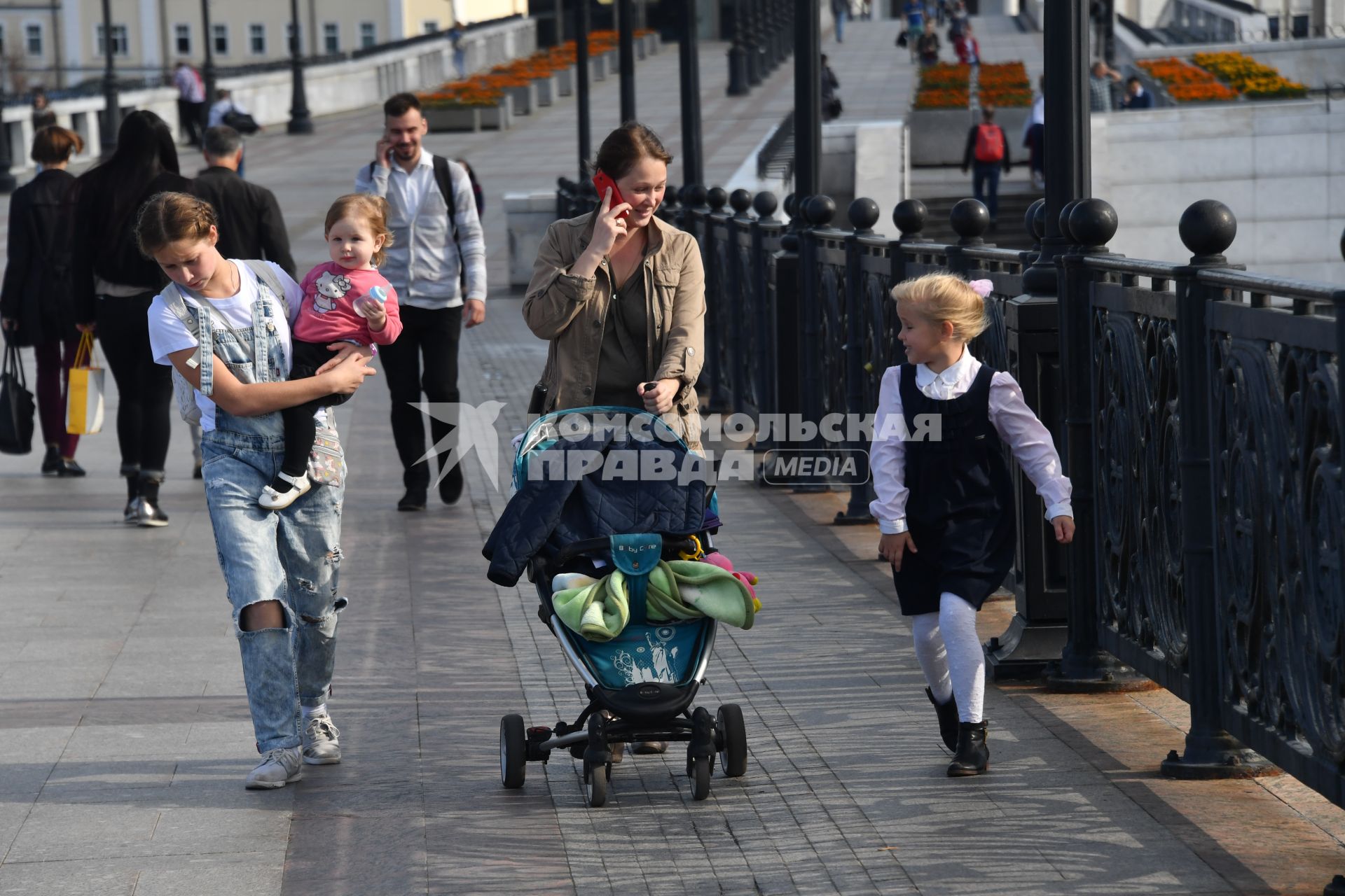 Москва . Женщина с детьми на Патриаршем мосту.