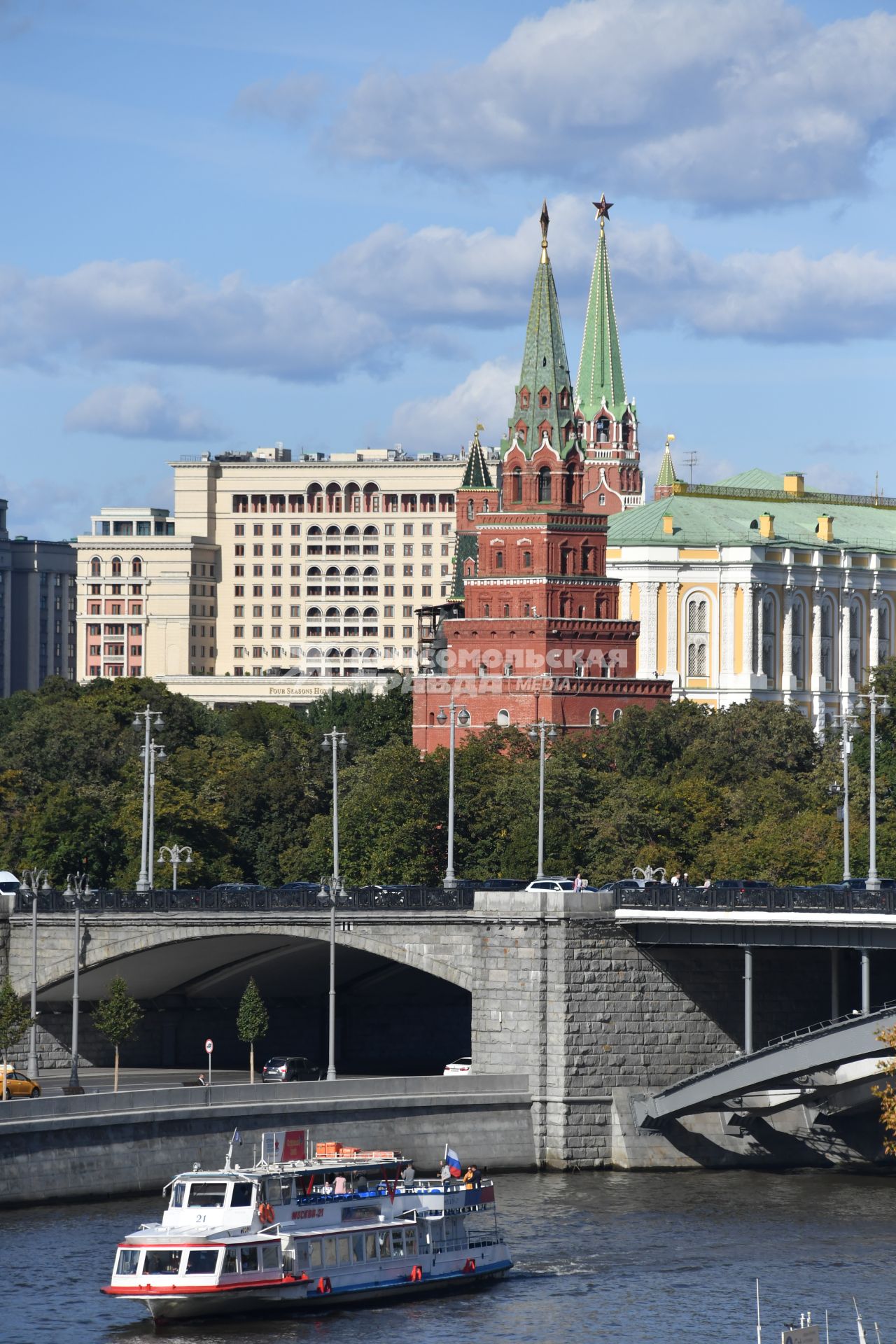 Москва. Вид на Кремлевскую набережную и Большой Каменный мост и Боровицкую башню.