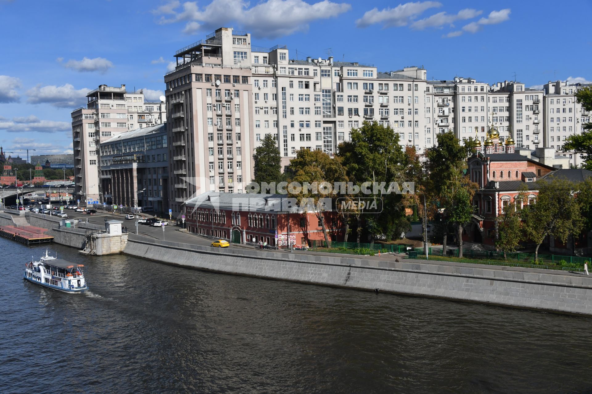 Москва. Вид на Берсеневскую набережную и театр Эстрады.