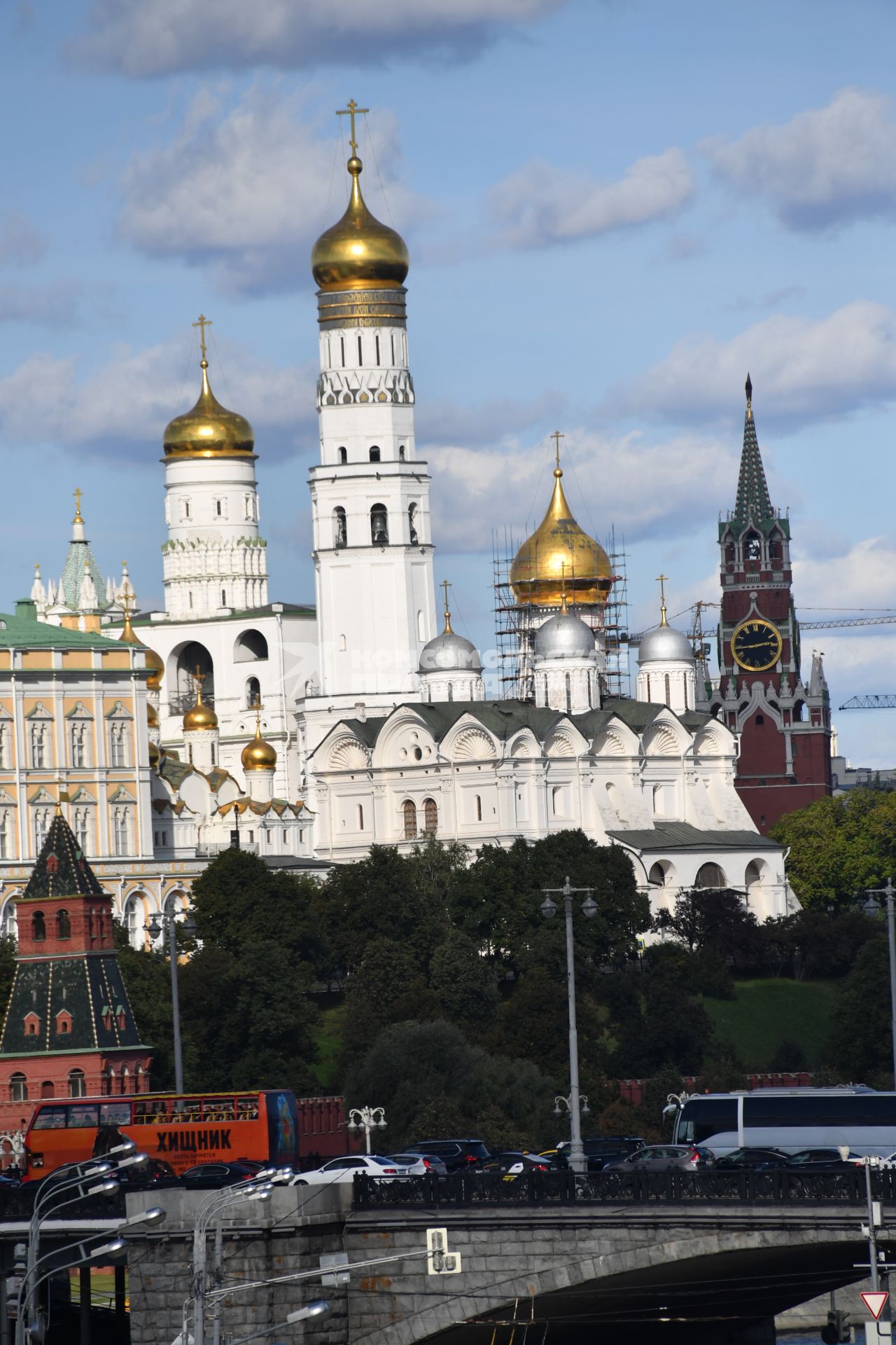 Москва . Вид на колокольню Ивана Великого и Архангельский собор Кремля.