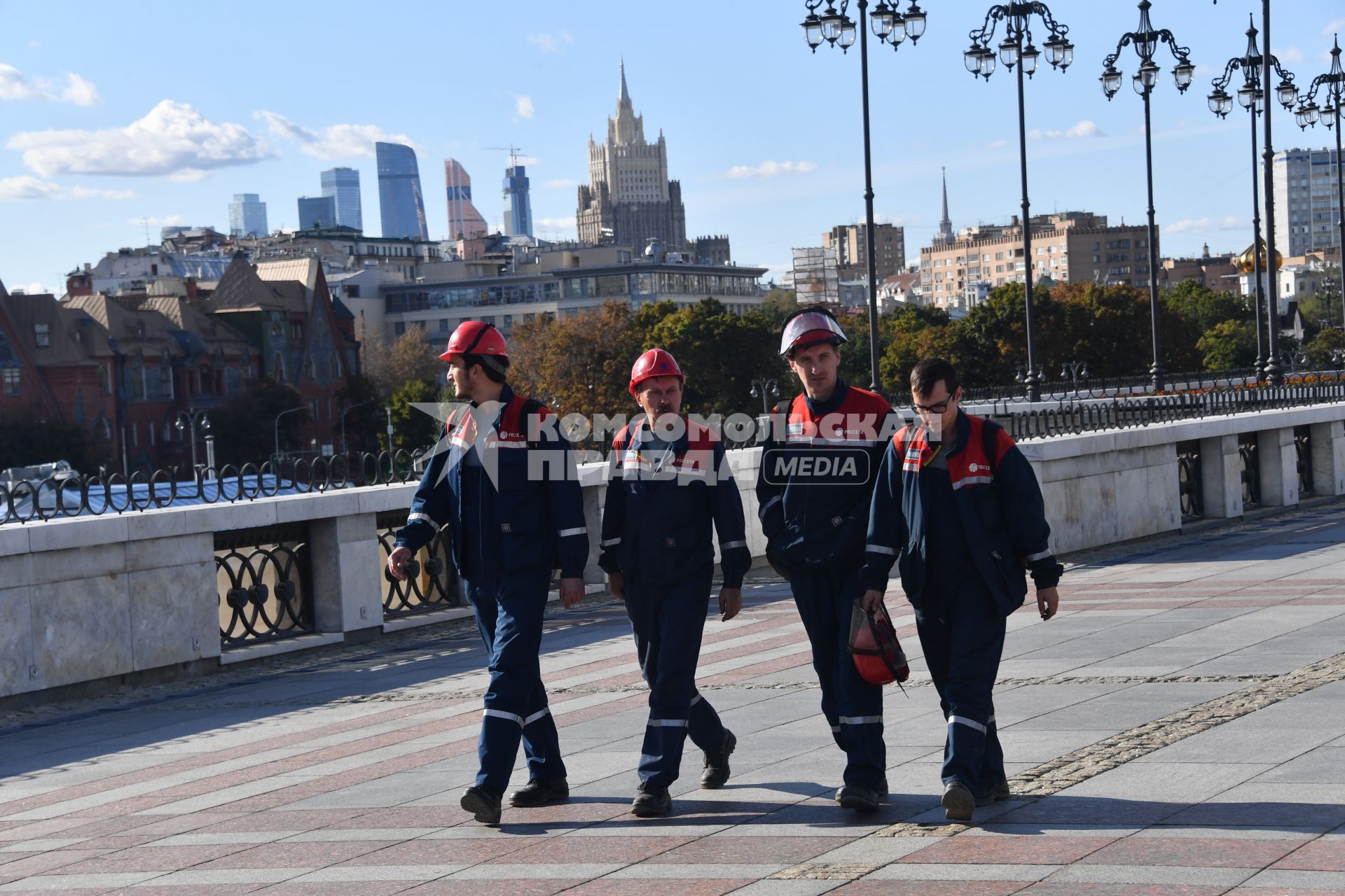 Москва. Рабочие на Патриаршем мосту.