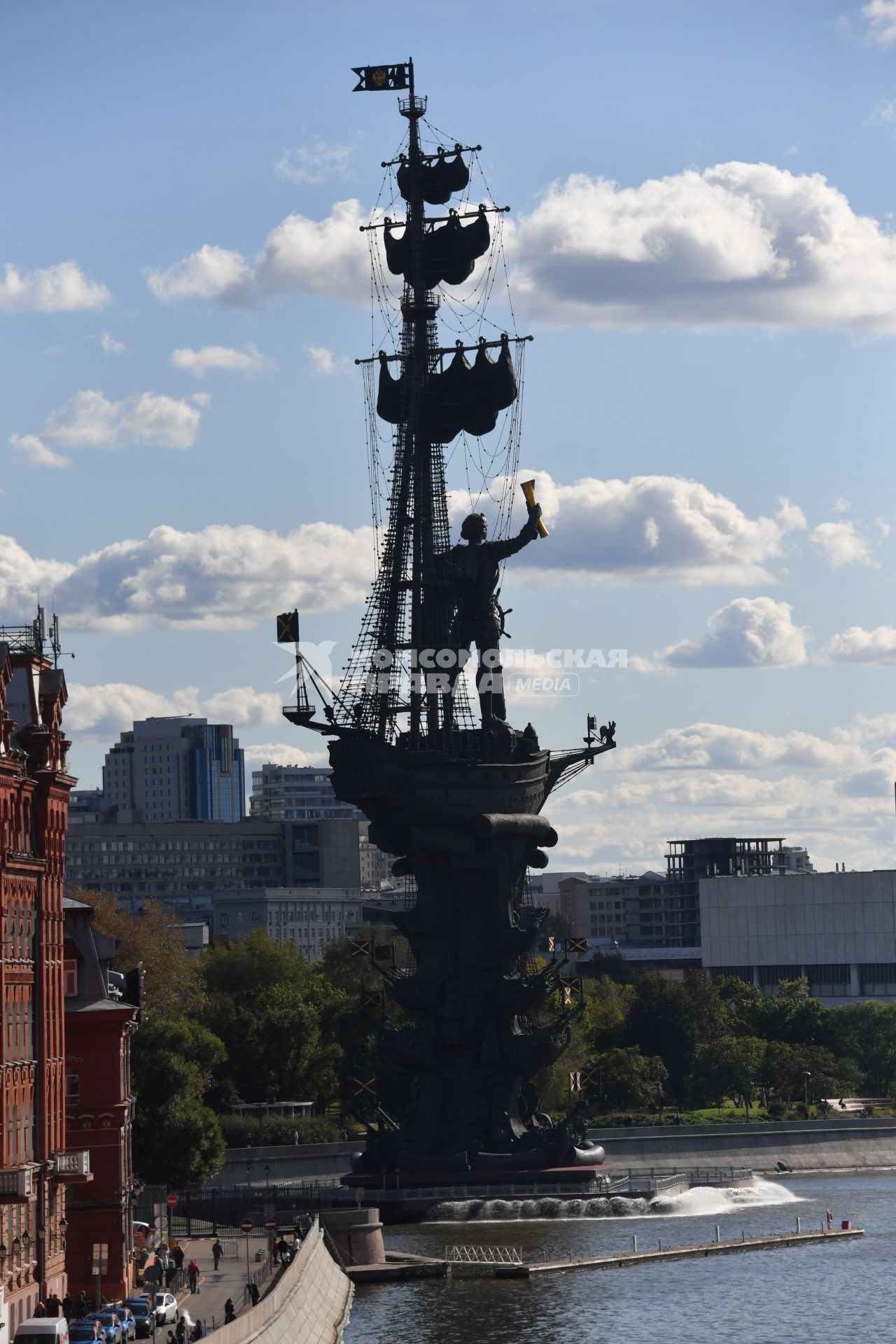 Москва. Памятник Петру I на острове Балчуг.