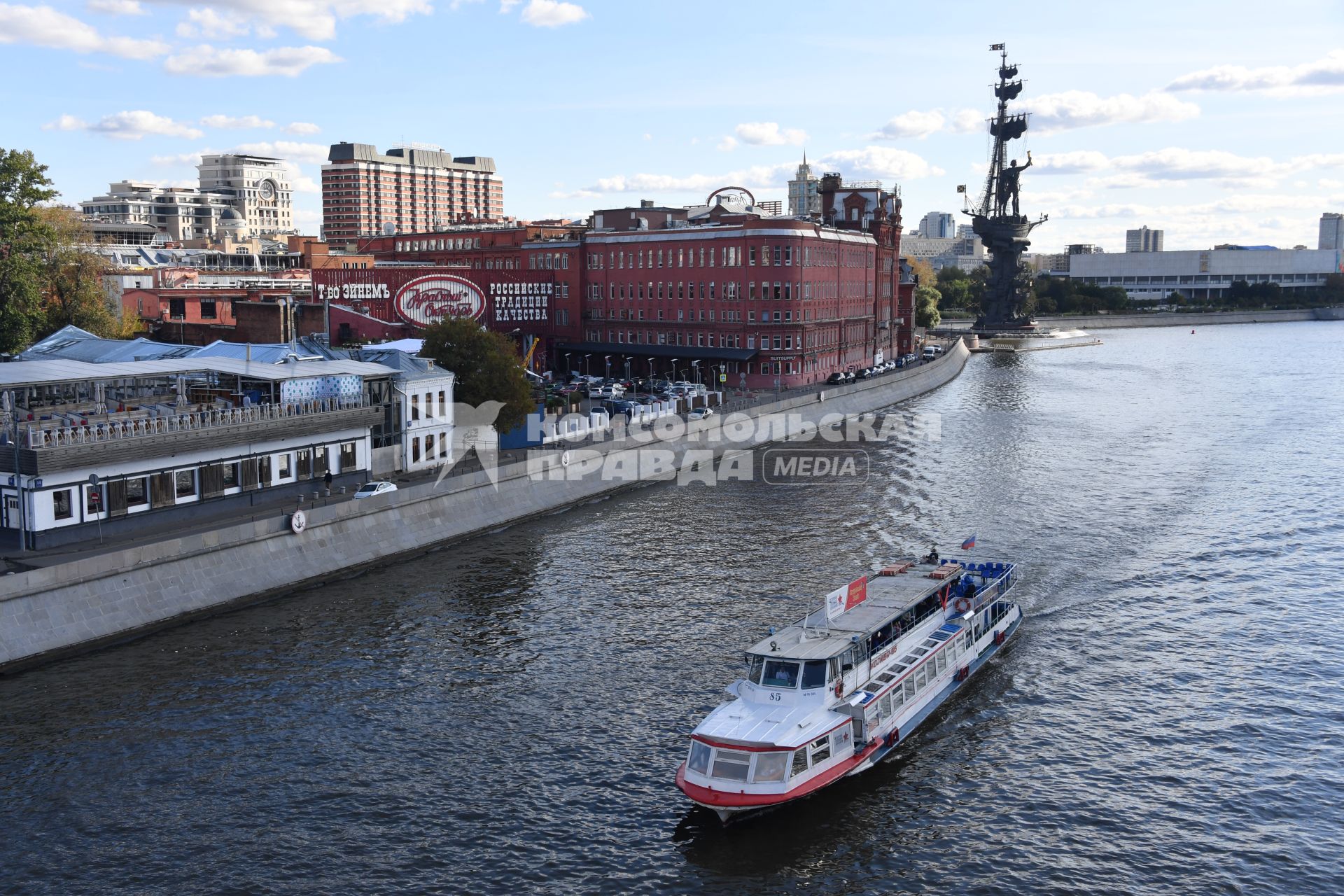 Москва. Вид на Берсеневскую набережную и здание  бывшей кондитерской фабрики `Красный Октябрь`.