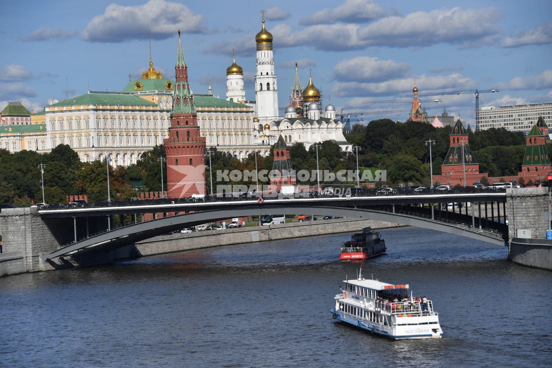 Москва. Вид на Кремлевскую набережную и Большой Каменный мост и Кремль.