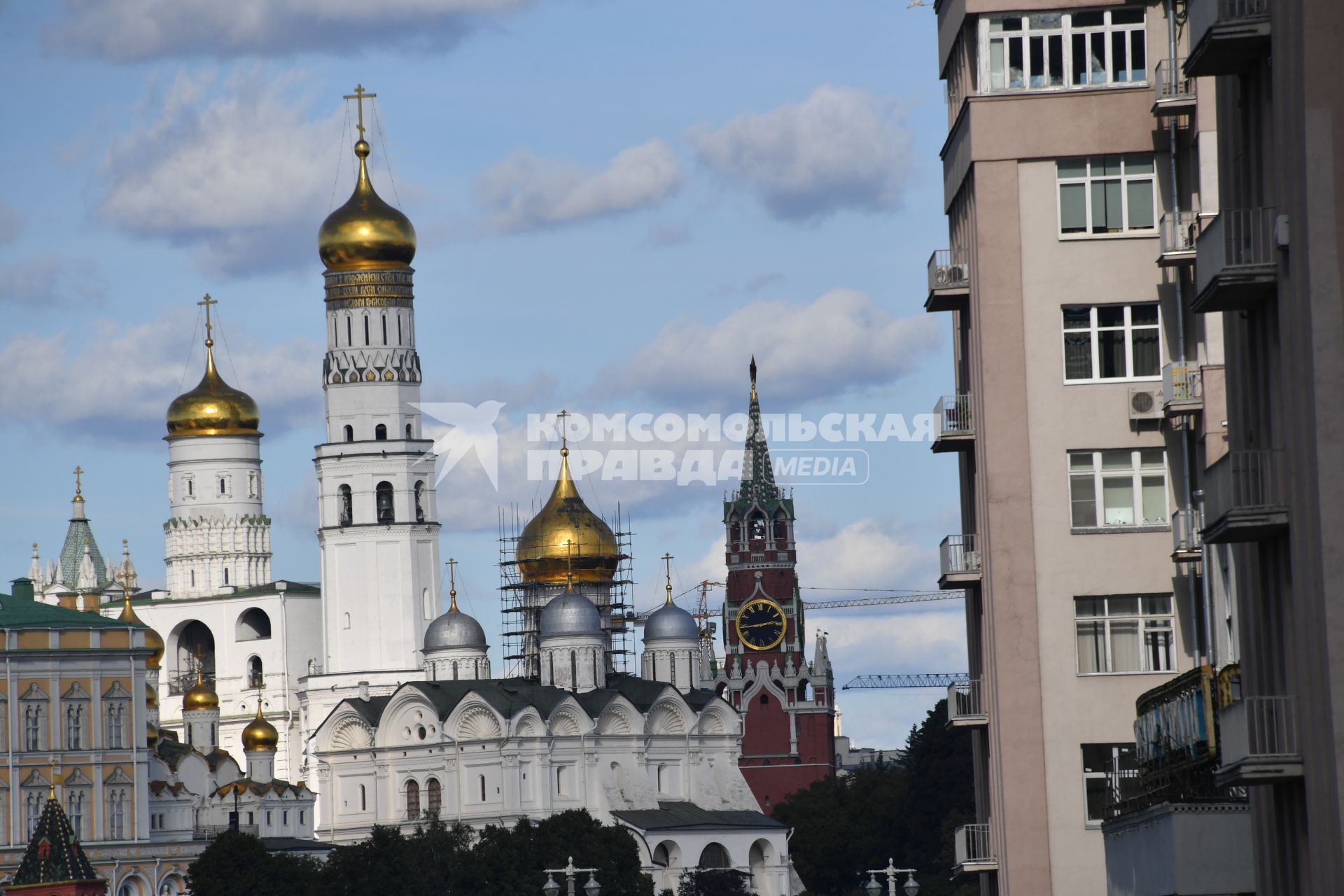 Москва . Вид на колокольню Ивана Великого и Архангельский собор Кремля.