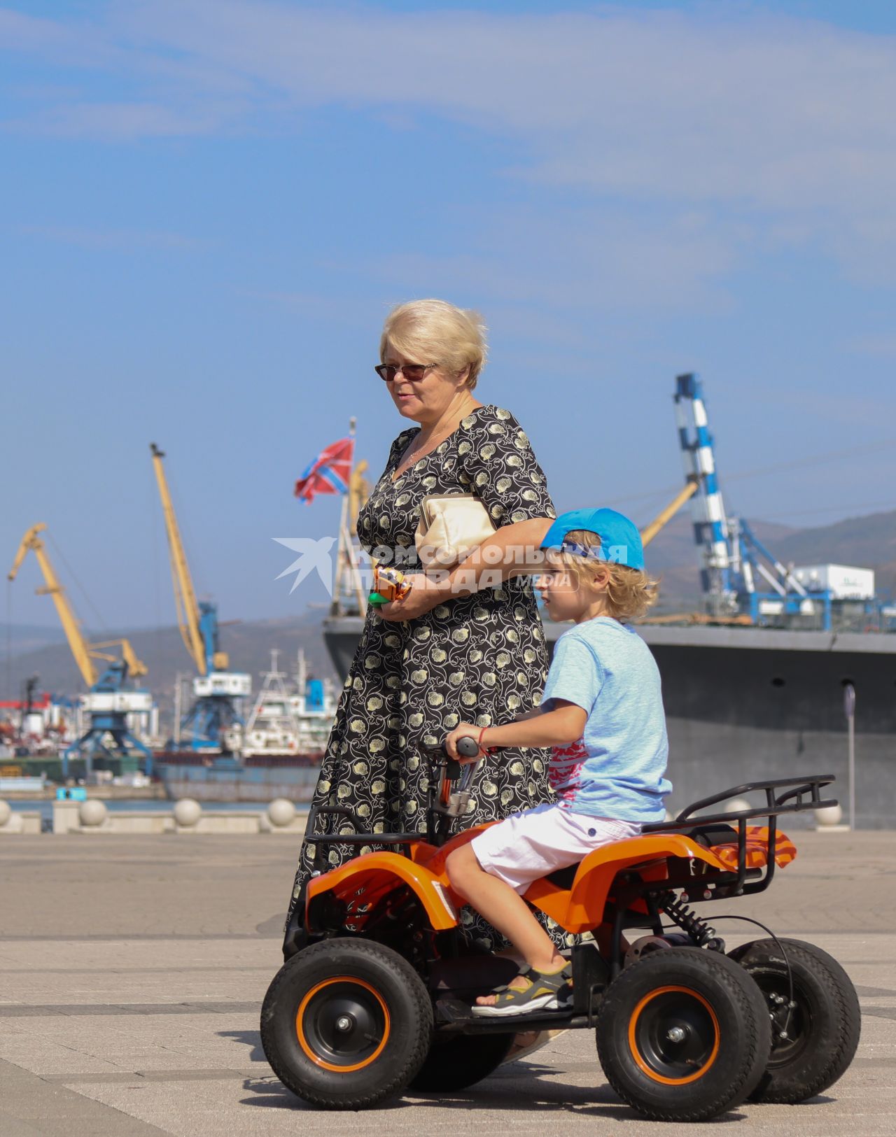 Новороссийск.   Женщин с ребенком во время прогулки на Форумной площади.