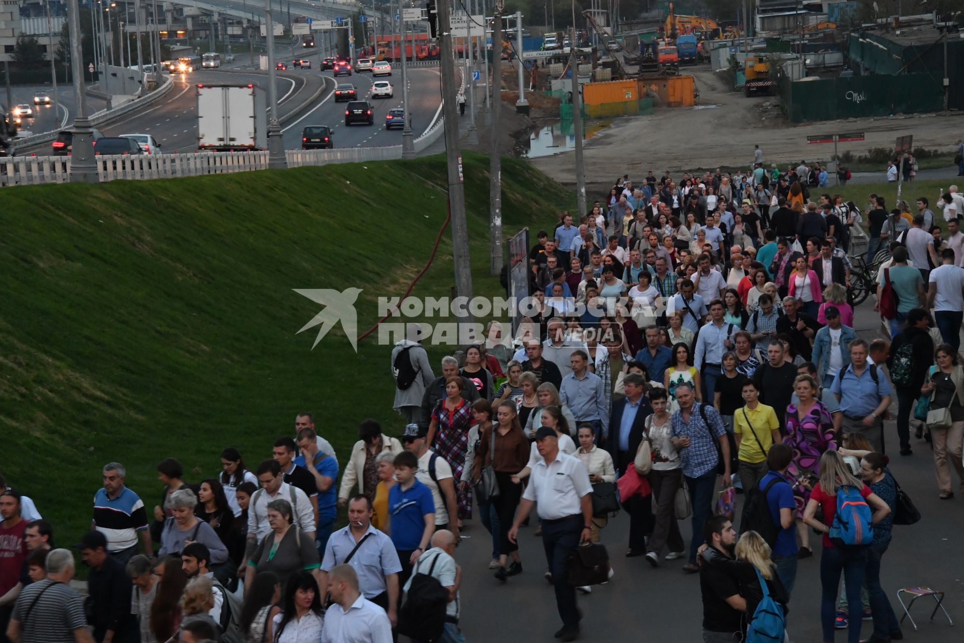 Москва. Люди идут к подземному переходу под Северо-Восточной хордой в районе метро Выхино.