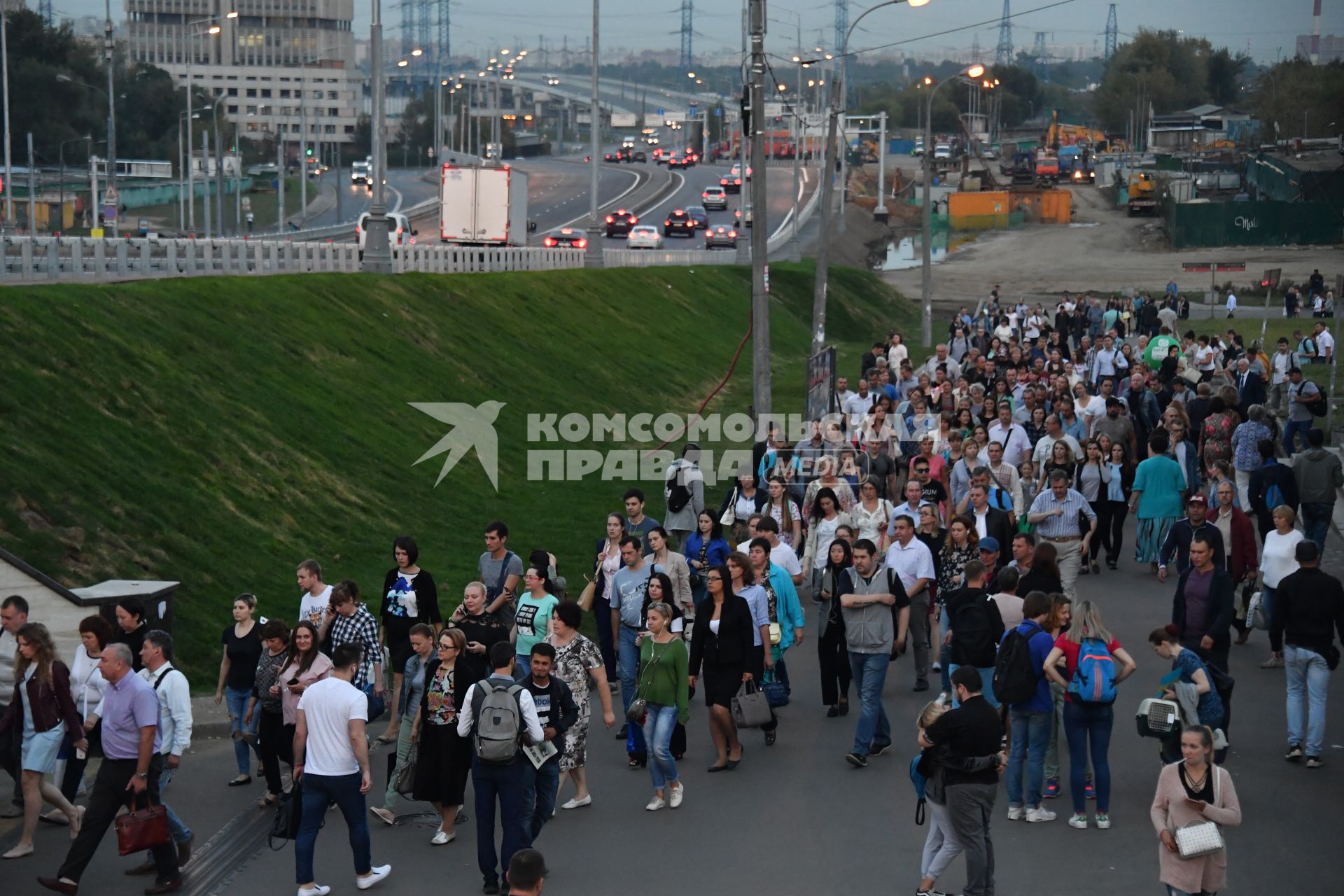 Москва. Люди идут к подземному переходу под Северо-Восточной хордой в районе метро Выхино.