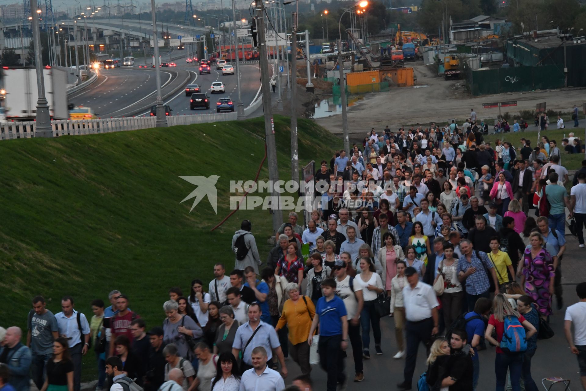 Москва. Люди идут к подземному переходу под Северо-Восточной хордой в районе метро Выхино.