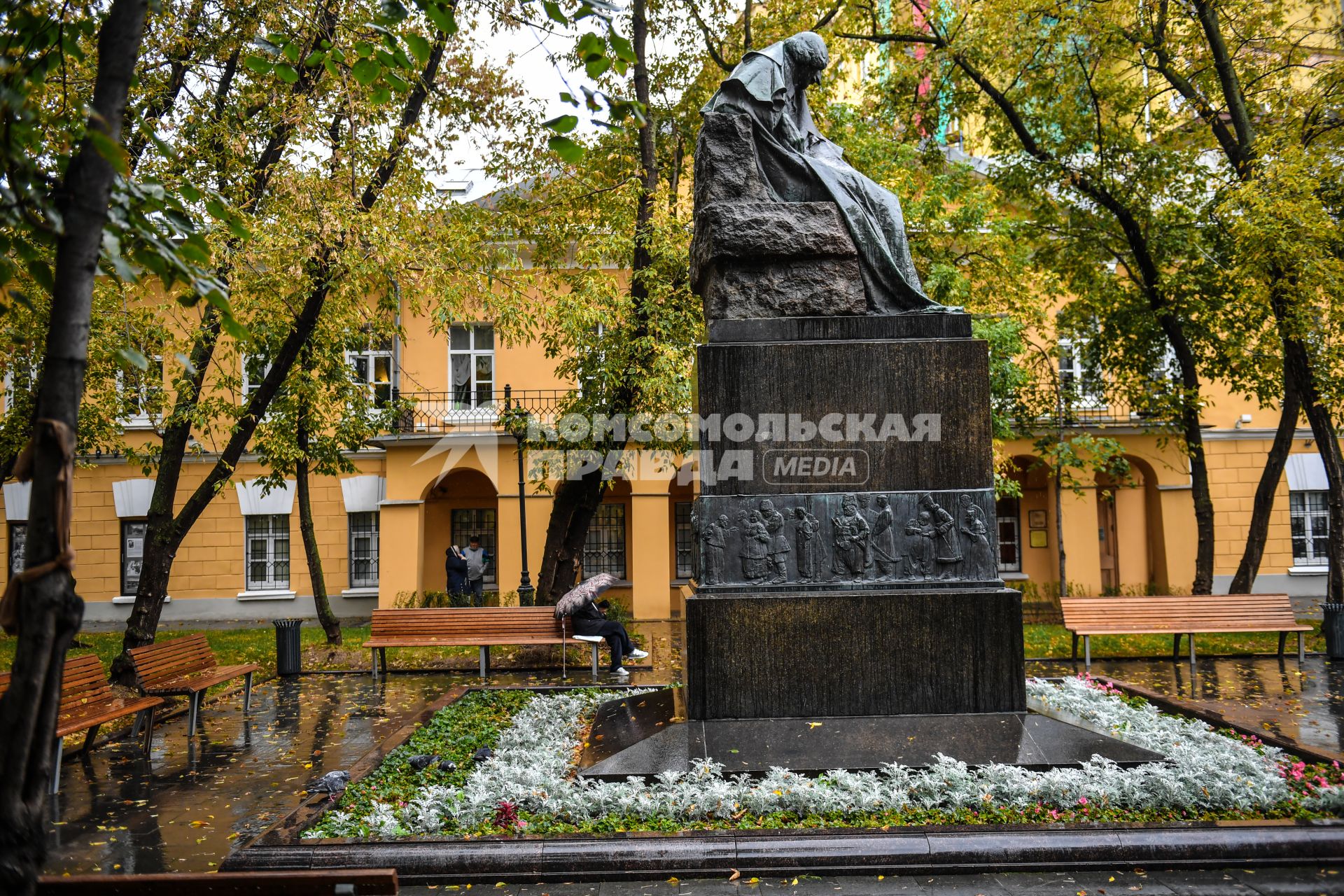 Москва. Памятник Н.Гоголю на Никитском бульваре.
