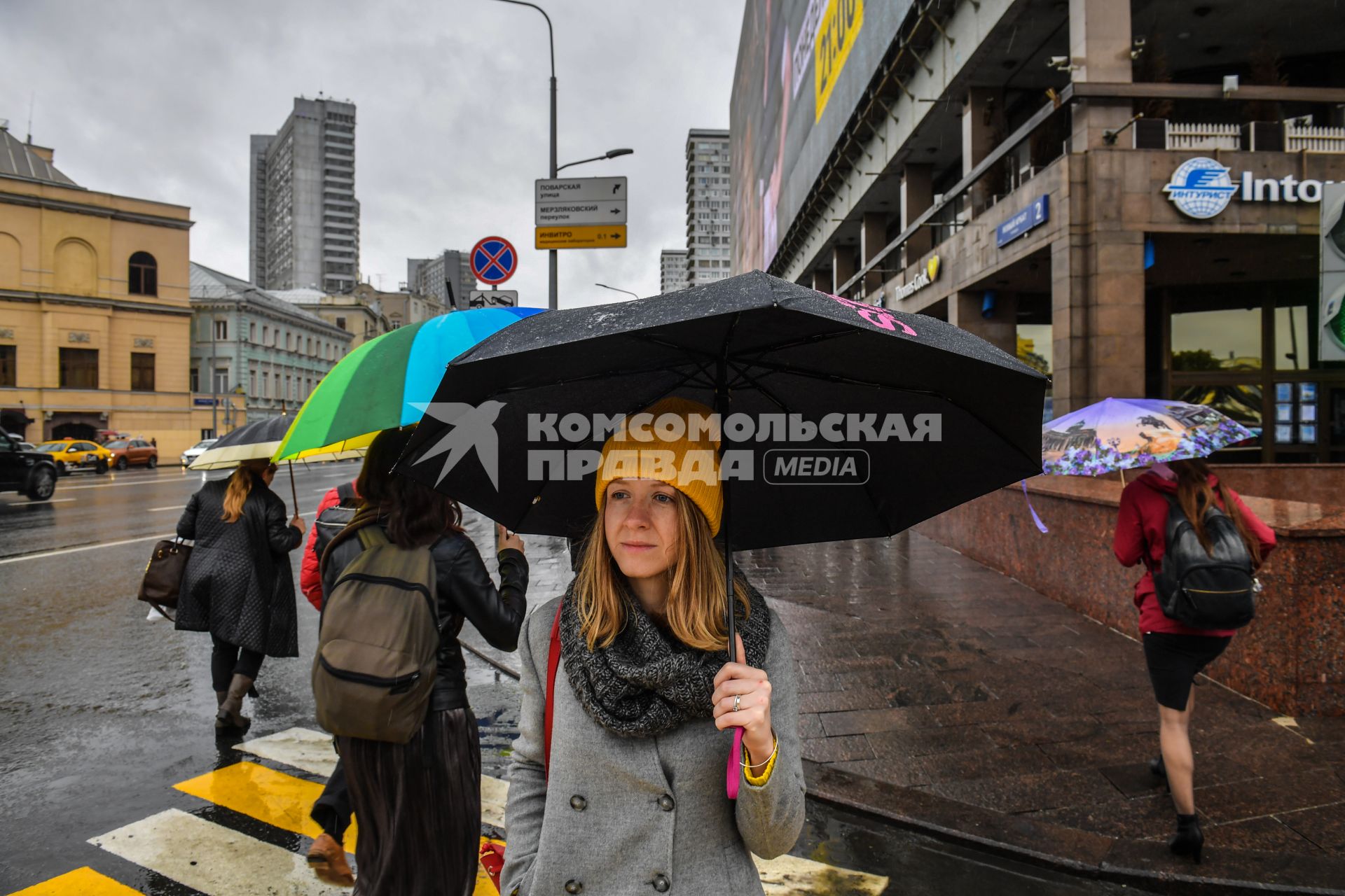 Москва. Девушка под дождем на Новом Арбате.