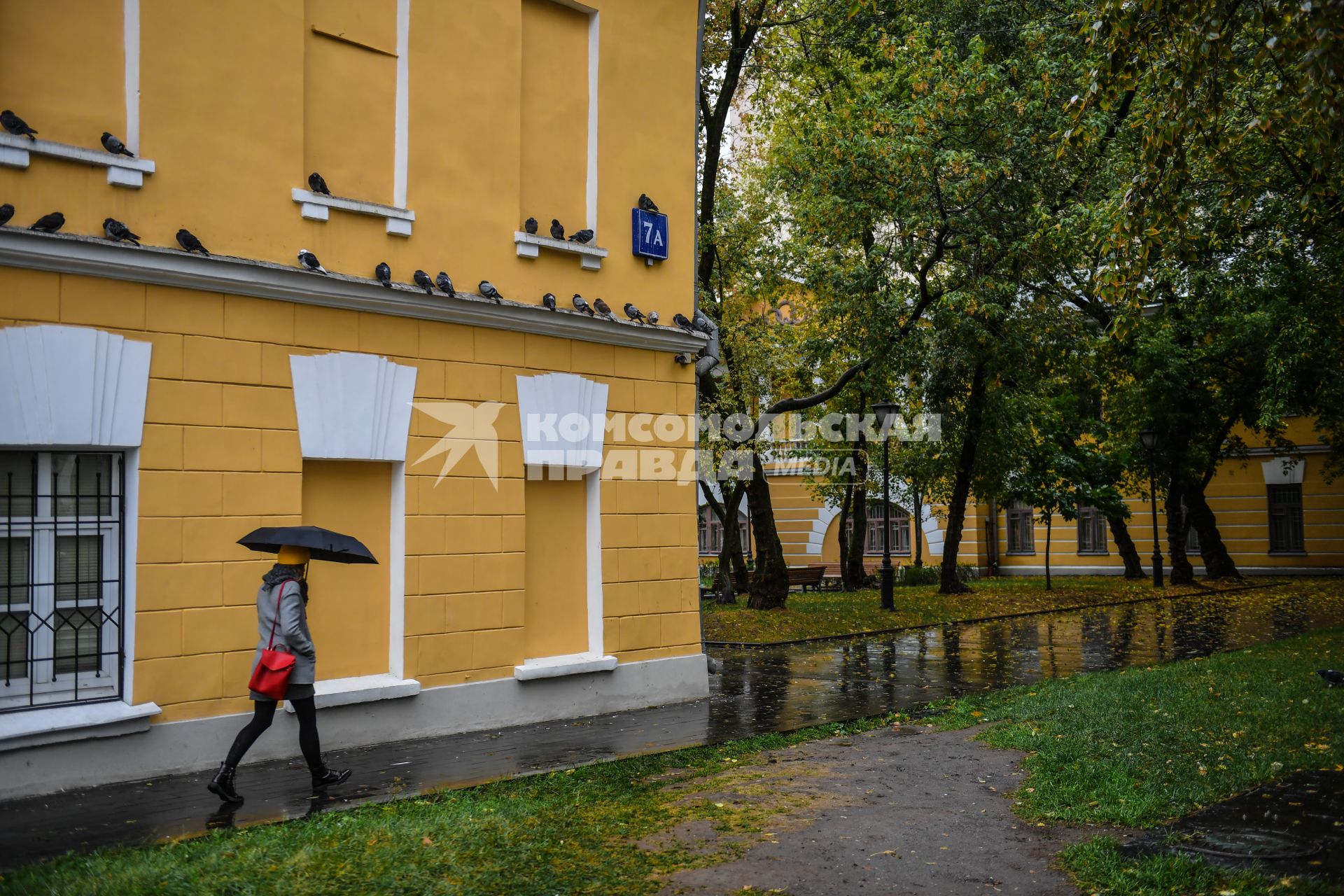 Москва. Девушка во время дождя в Мерзляковском переулке.