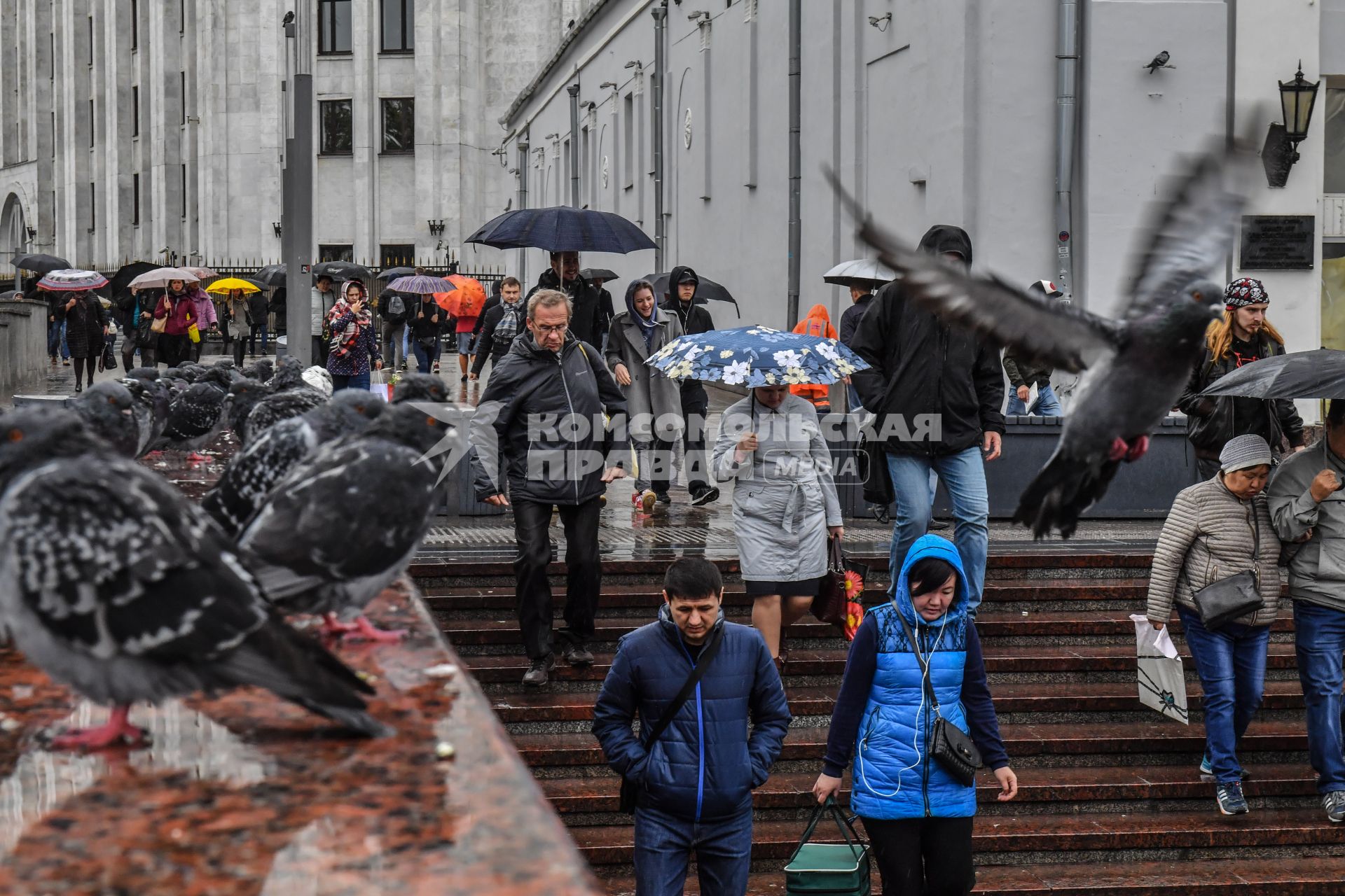 Москва. Прохожие под дождем на Воздвиженке.