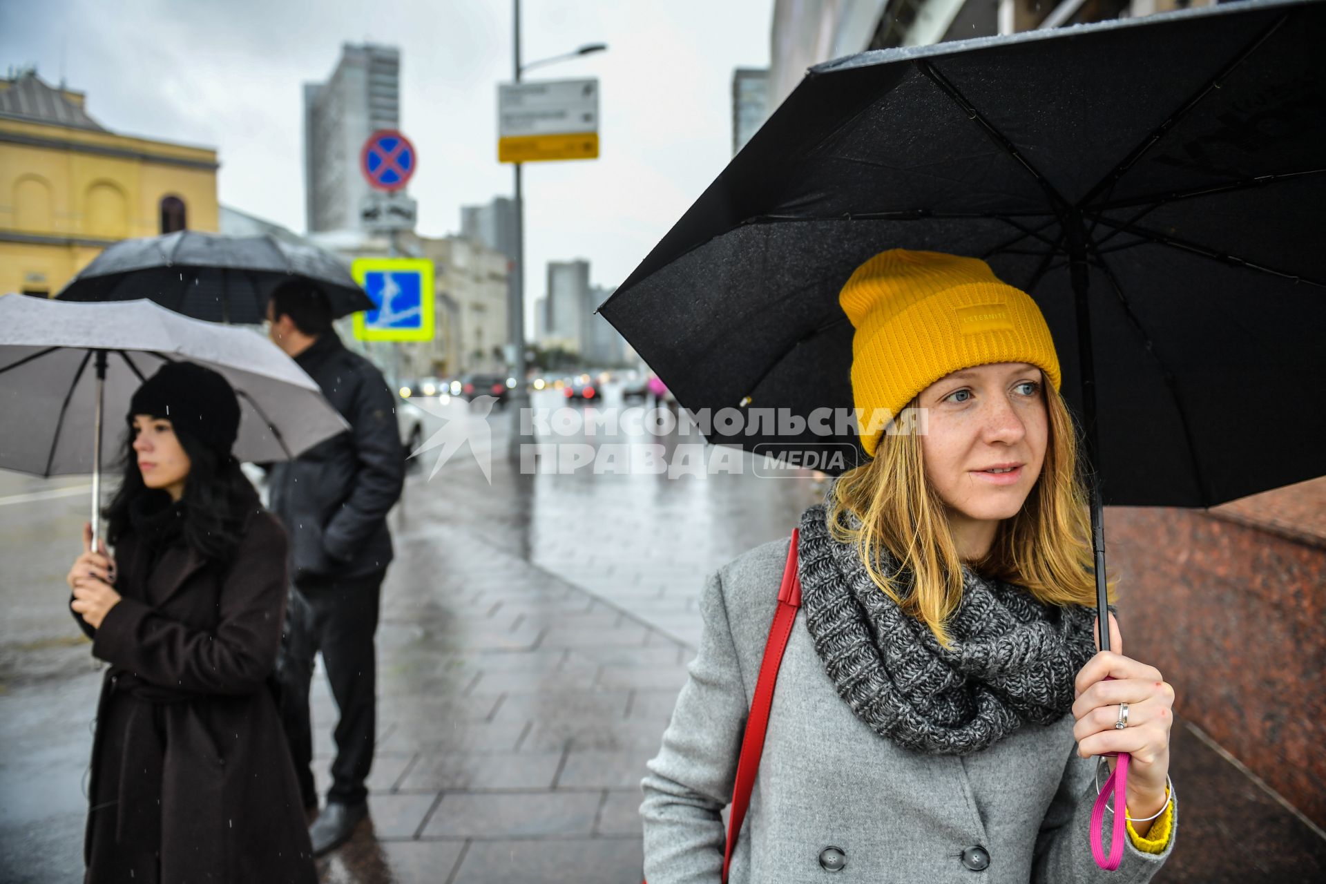 Москва. Девушка под дождем на Новом Арбате.