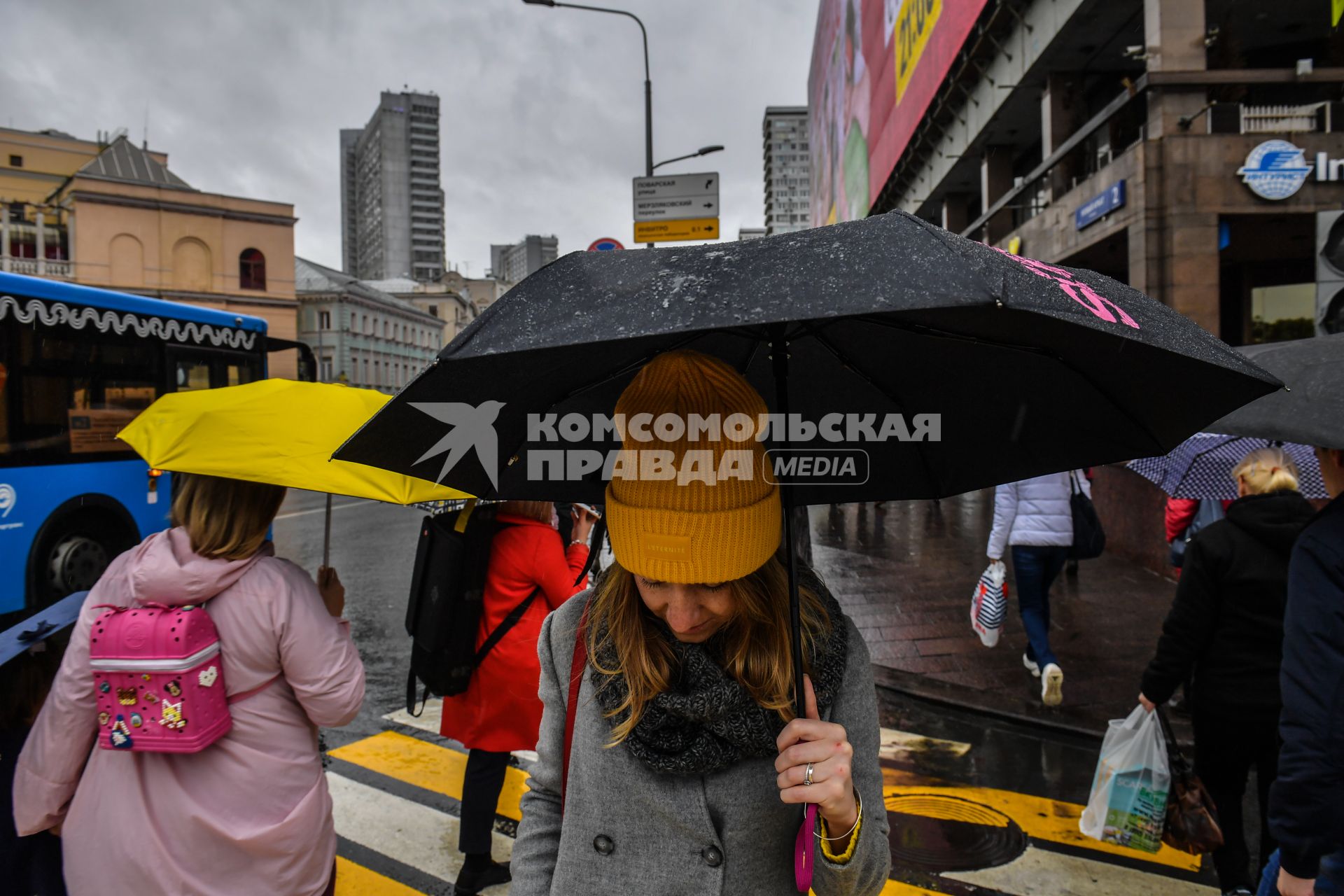 Москва. Прохожие под дождем на Новом Арбате.