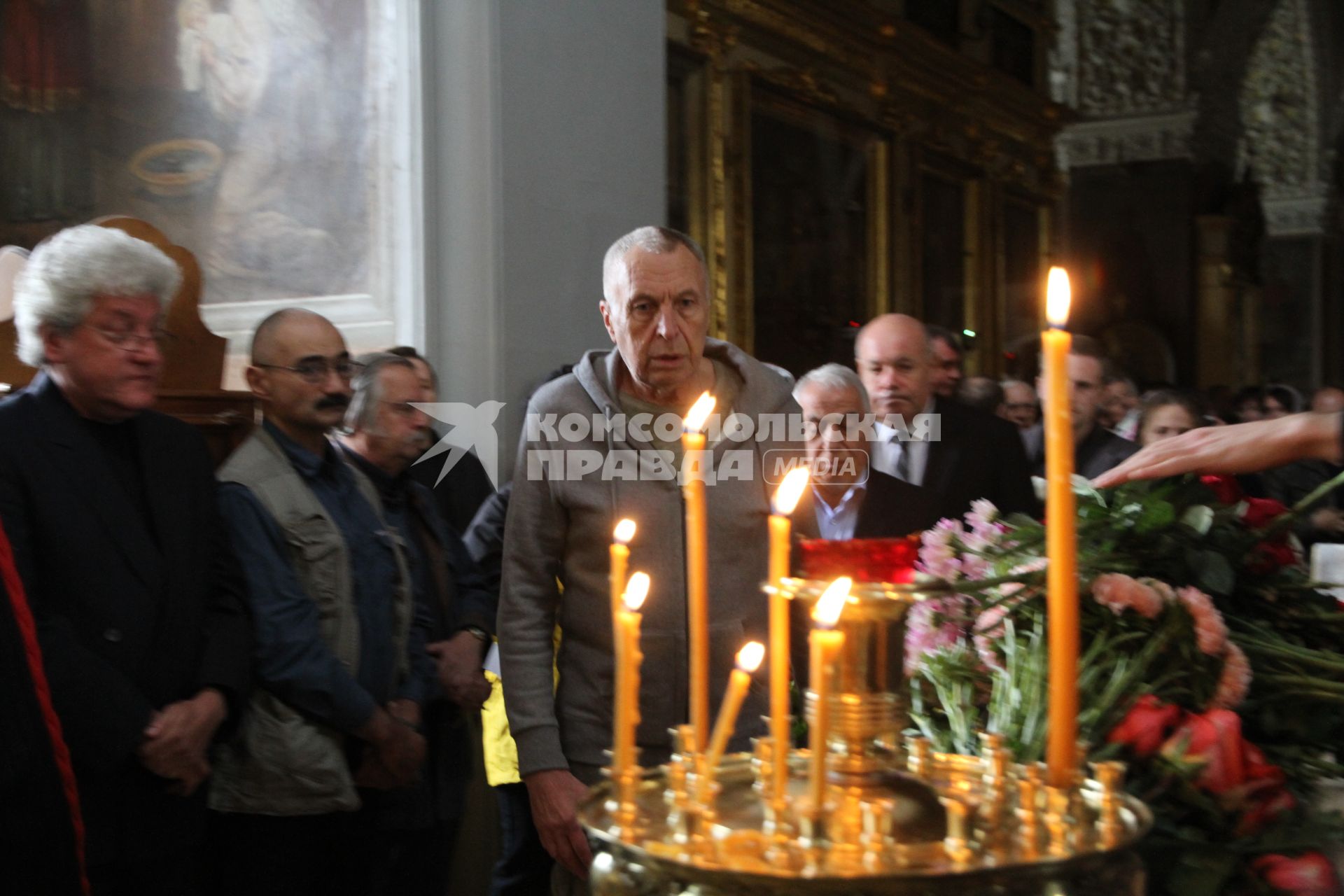 Диск259. Храм святителя Николая в Кузнецкой Слободе. Прощание с кинооператором Вадимом Юсовым. 2013. На снимке: актер, режиссер Андрей Смирнов (в центре)