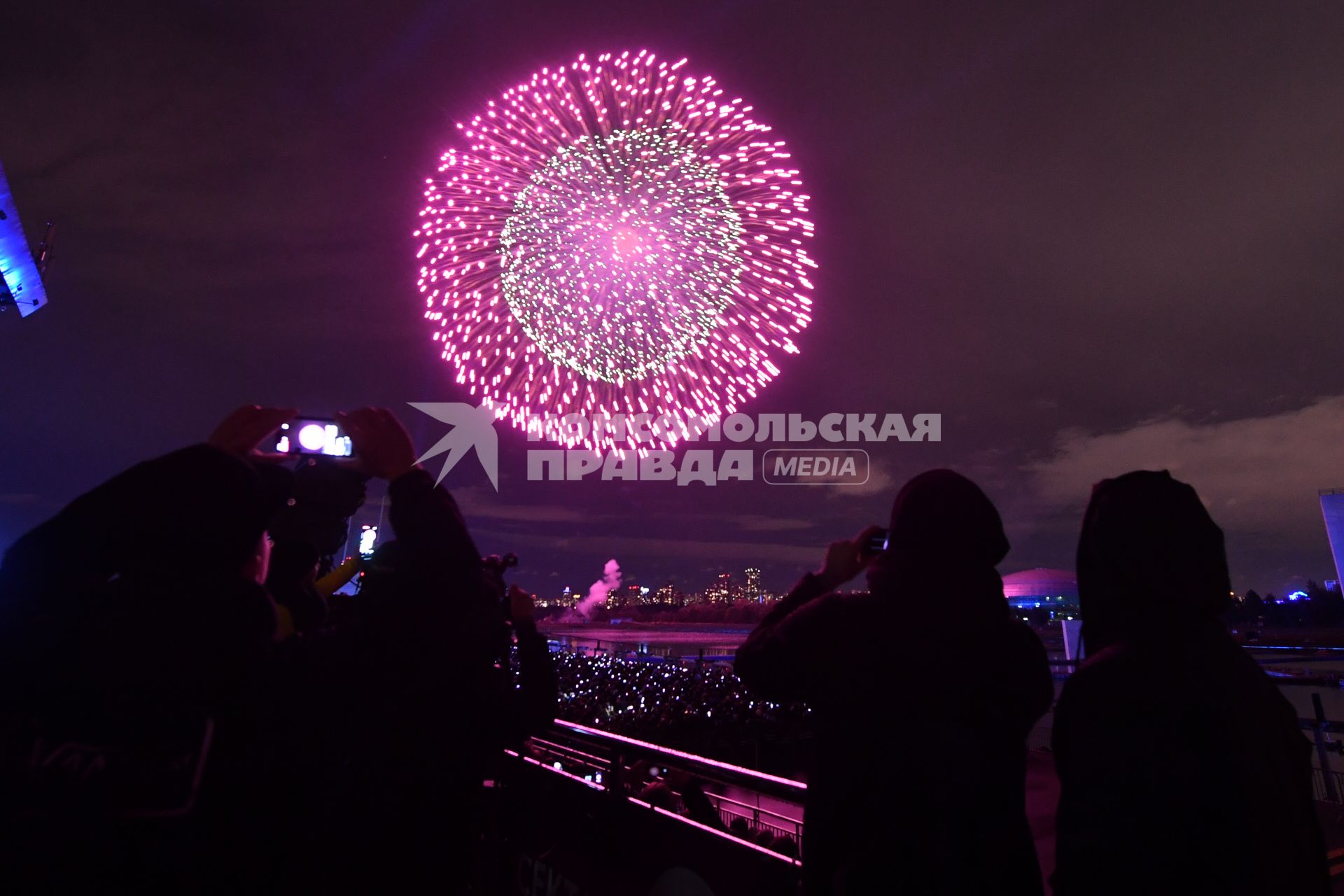 Москва. Мультимедийное шоу на Гребном канале в рамках VIII Московского международного фестиваля `Круг света`.