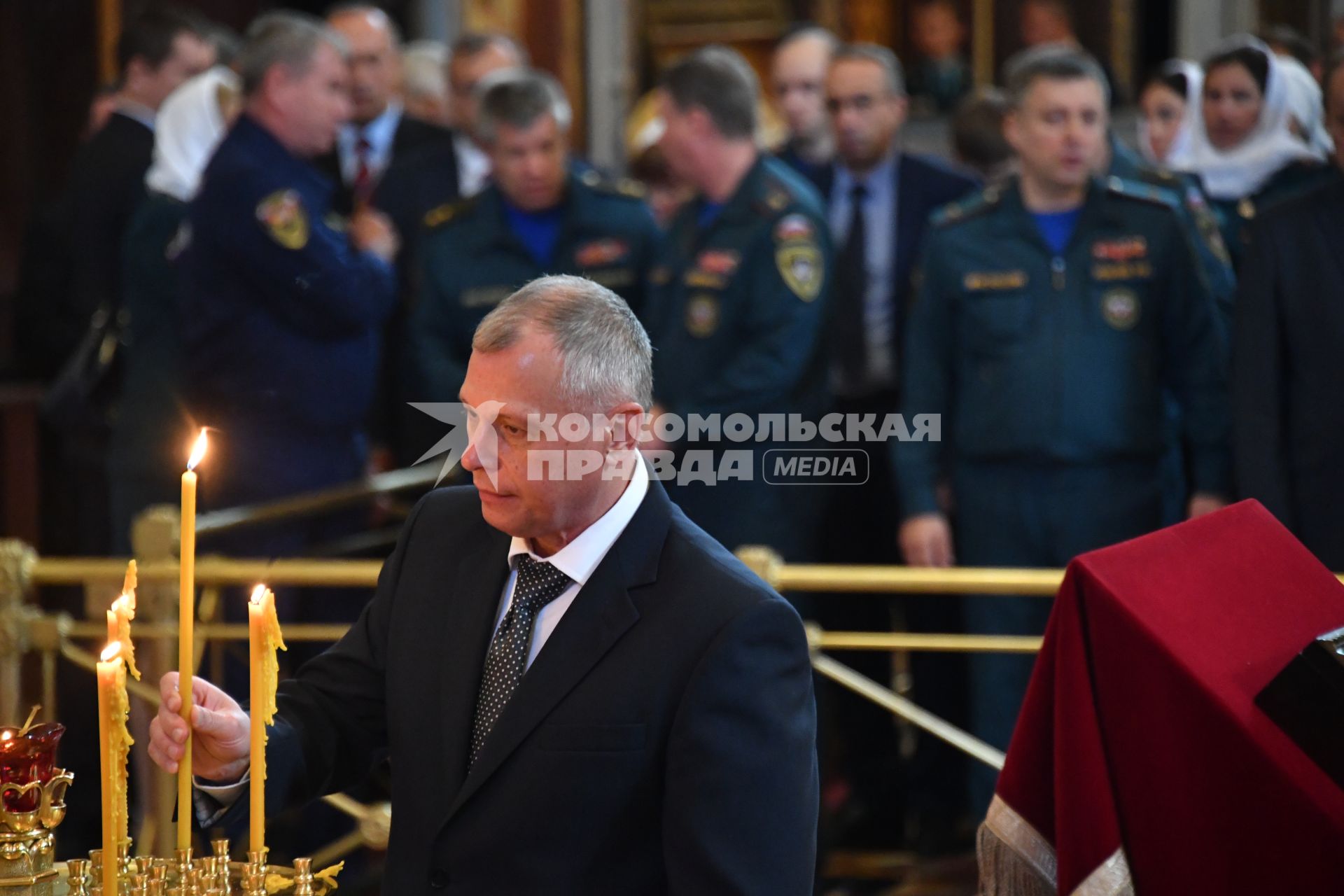 Москва. Первый заместитель Министра  РФ по делам гражданской обороны, чрезвычайным ситуациям и ликвидации последствий стихийных бедствий  Александр Чуприян  во время благодарственного молебна в честь иконы `Неопалимая Купина` в Храме Христа Спасителя.