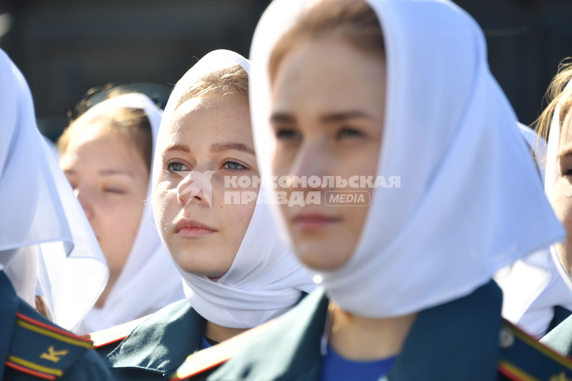 Москва. Курсанты МЧС РФ на благодарственном молебне в честь иконы `Неопалимая Купина` в Храме Христа Спасителя.