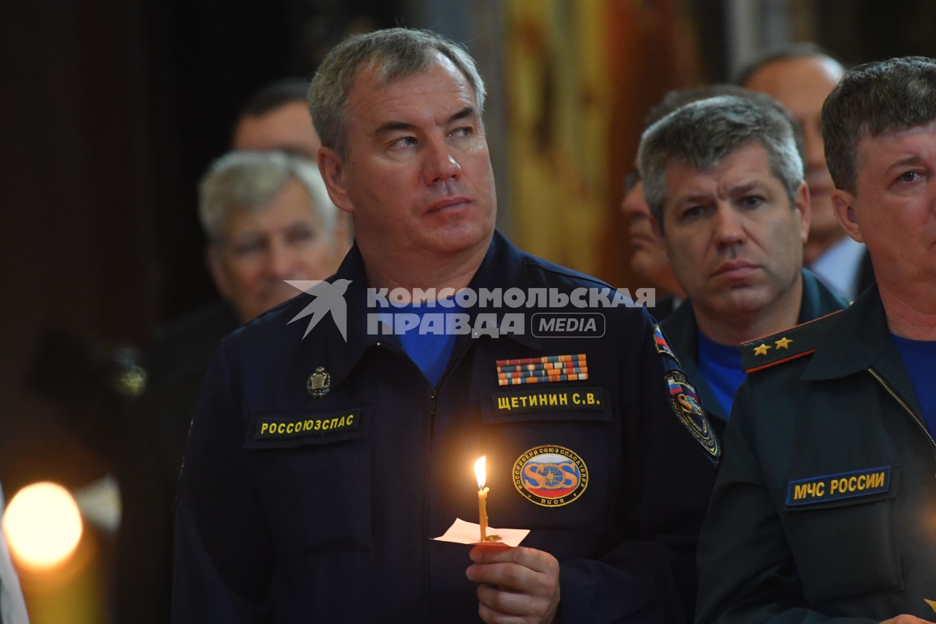 Москва.  Заместитель Председателя Высшего Совета Общероссийской общественной организации `Российский союз спасателей` Сергей Щетинин на благодарственном молебне в честь иконы `Неопалимая Купина` в Храме Христа Спасителя.