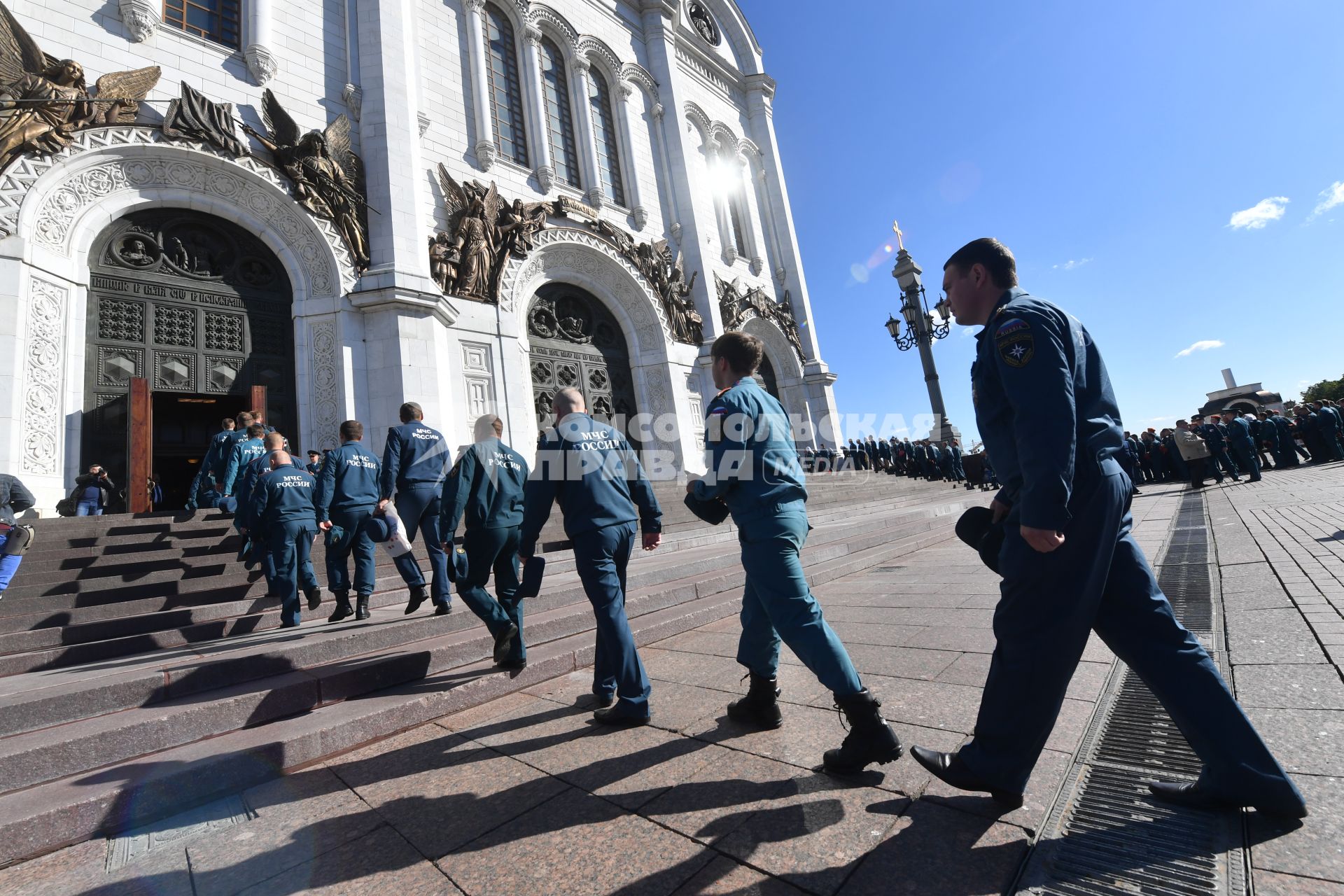 Москва. Сотрудники  МЧС РФ перед благодарственным  молебном в честь иконы `Неопалимая Купина` у Храма Христа Спасителя.