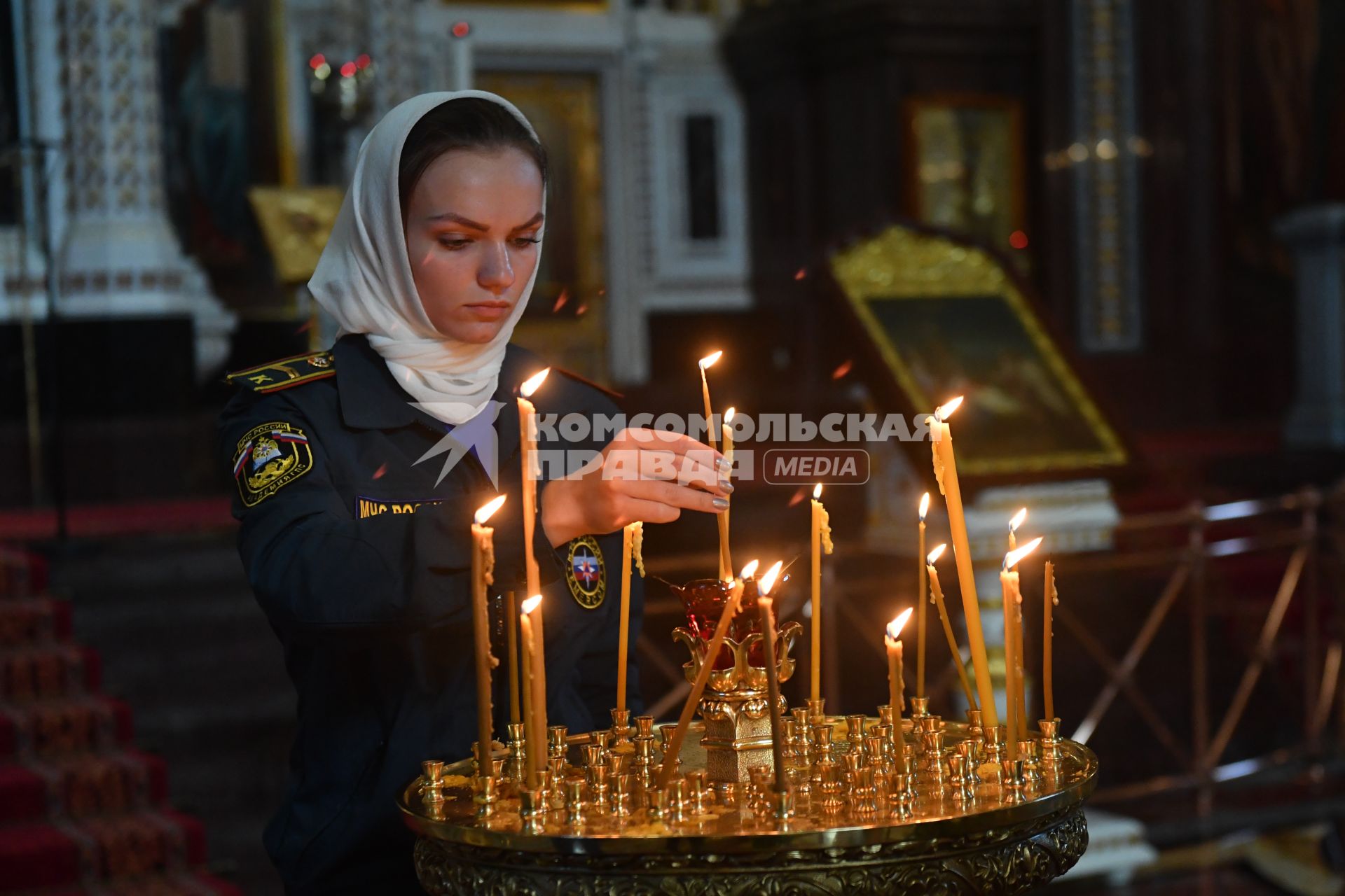 Москва. Курсанты МЧС РФ во время благодарственного молебна в честь иконы `Неопалимая Купина` в Храме Христа Спасителя.