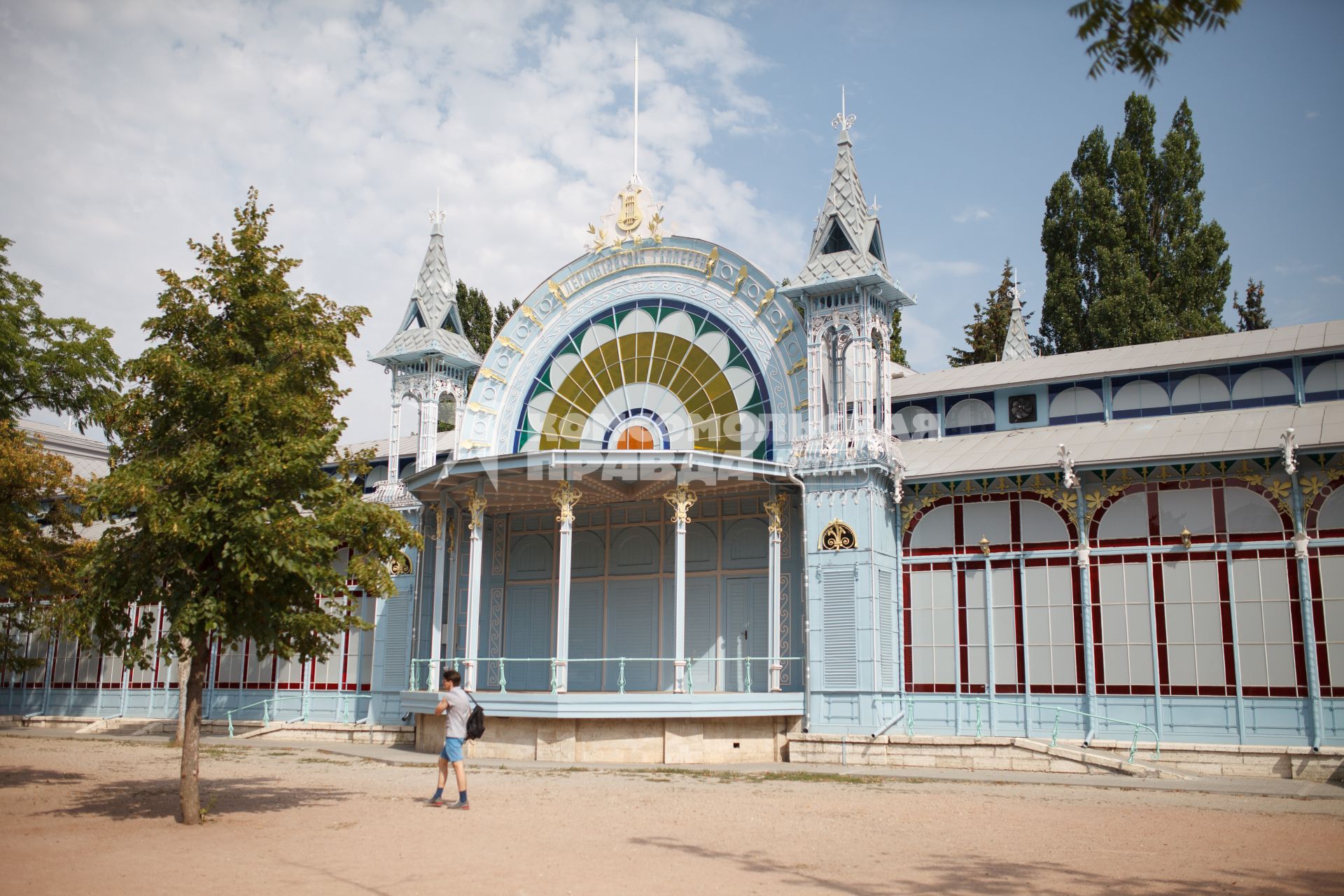 Пятигорск.  Лермонтовская галерея в парке `Цветник`.