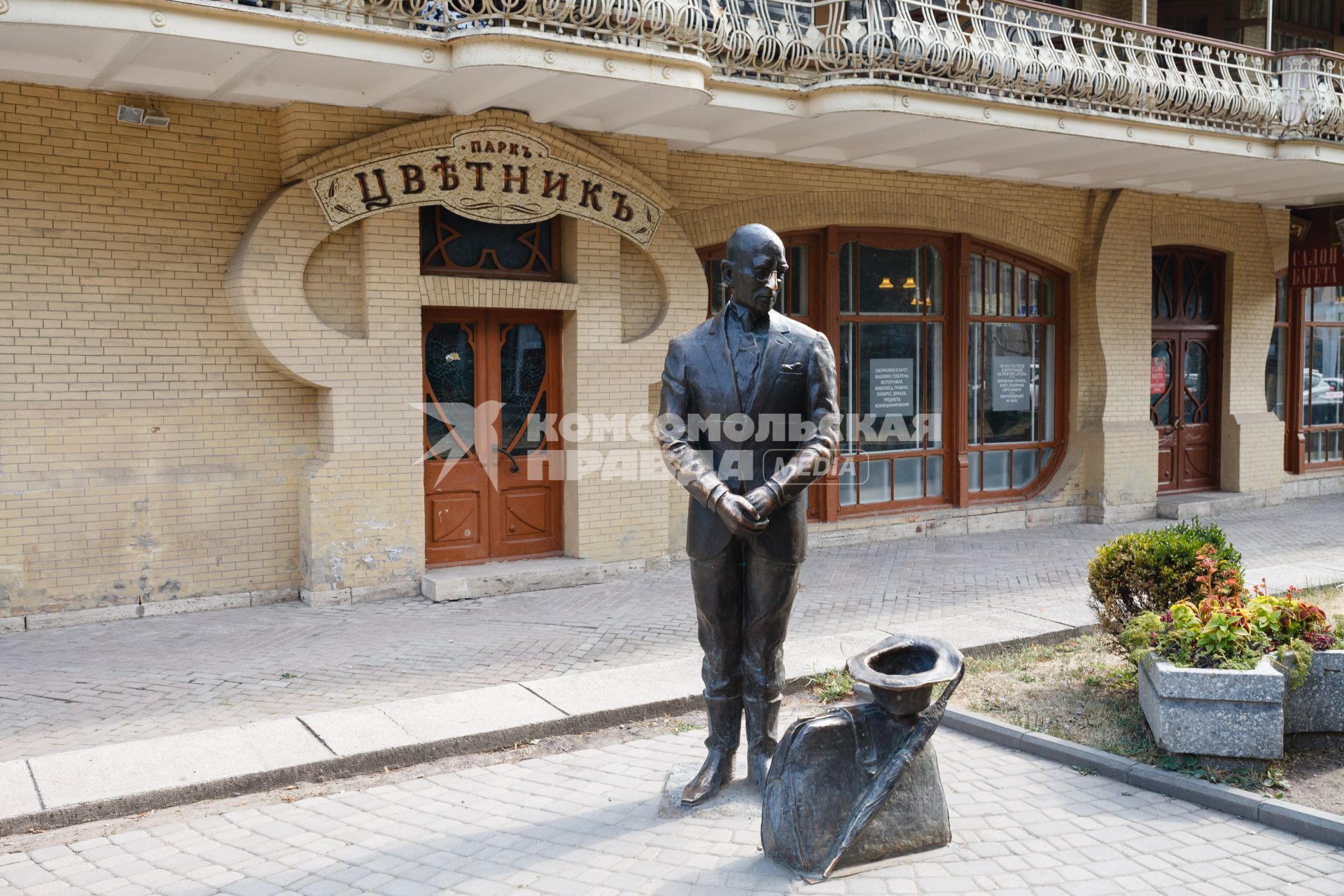 Пятигорск.  Памятник героям романа Ильфа и Петрова в парке `Цветник`.