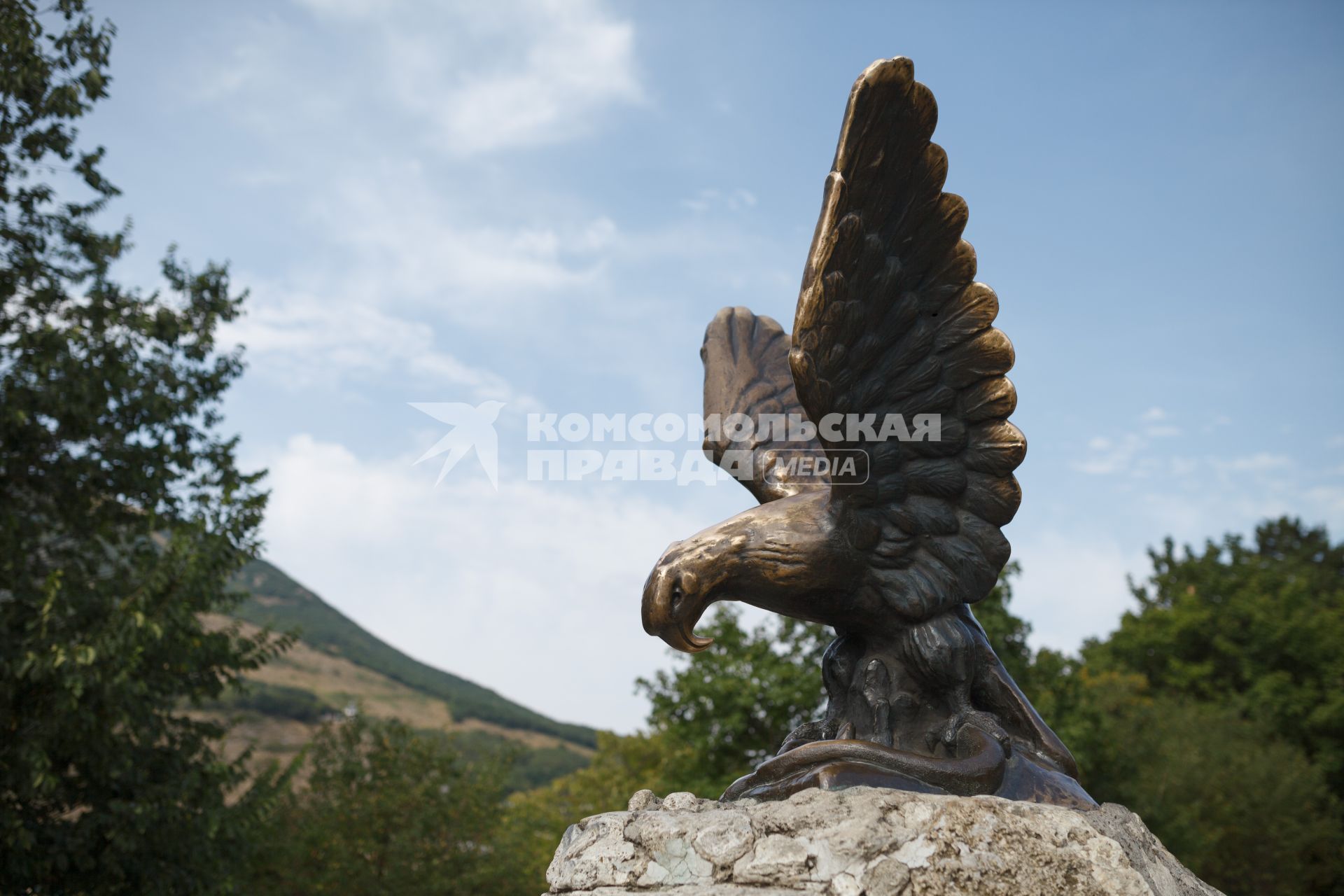 Пятигорск. Скульптура Орла на уступе горы Горячей.