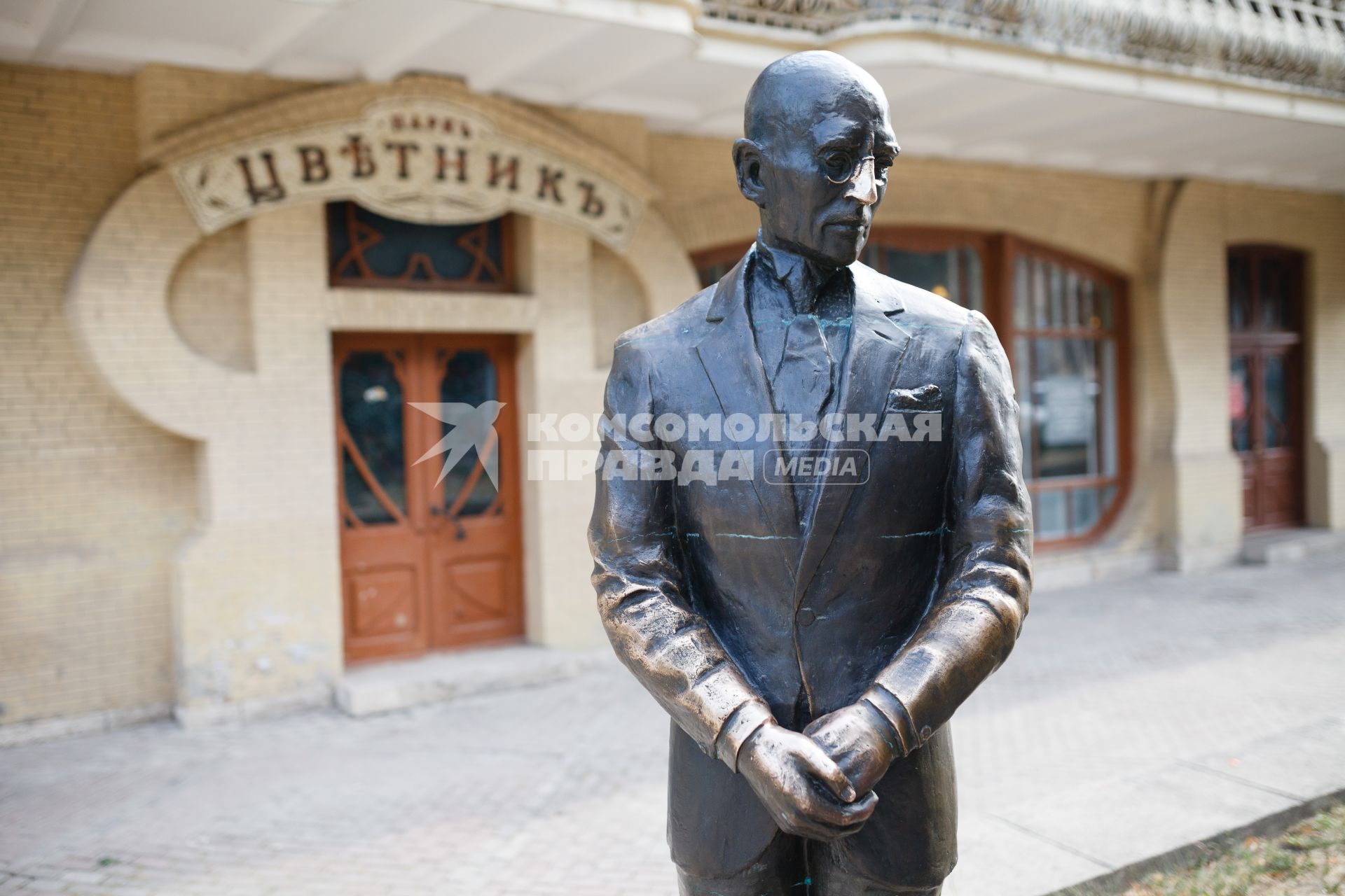 Пятигорск.  Памятник героям романа Ильфа и Петрова в парке `Цветник`.