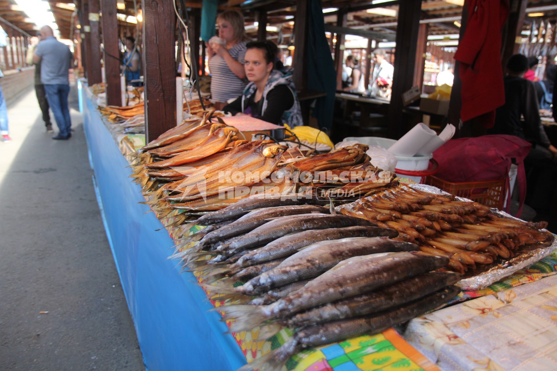 Иркутская область, Листвянка.  Торговля  на рыбном рынке.