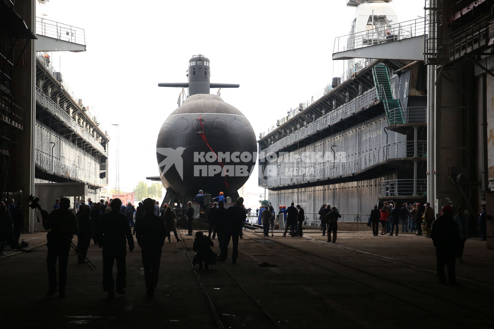 Санкт-Петербург. Торжественная церемония спуска на воду дизель-электрической подводной лодки `Кронштадт` проекта 677 `Лада` на `Адмиралтейских верфях`.