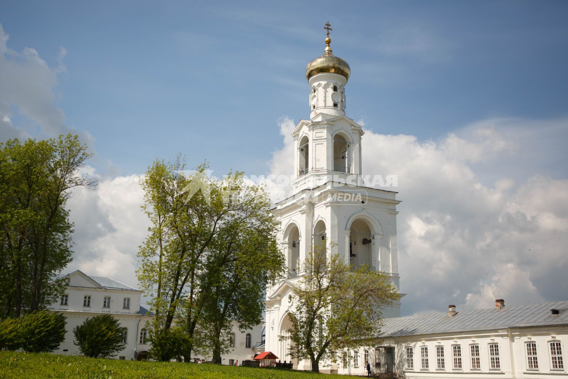 Великий Новгород. Вид на колокольню Свято- Юрьевского монастыря.