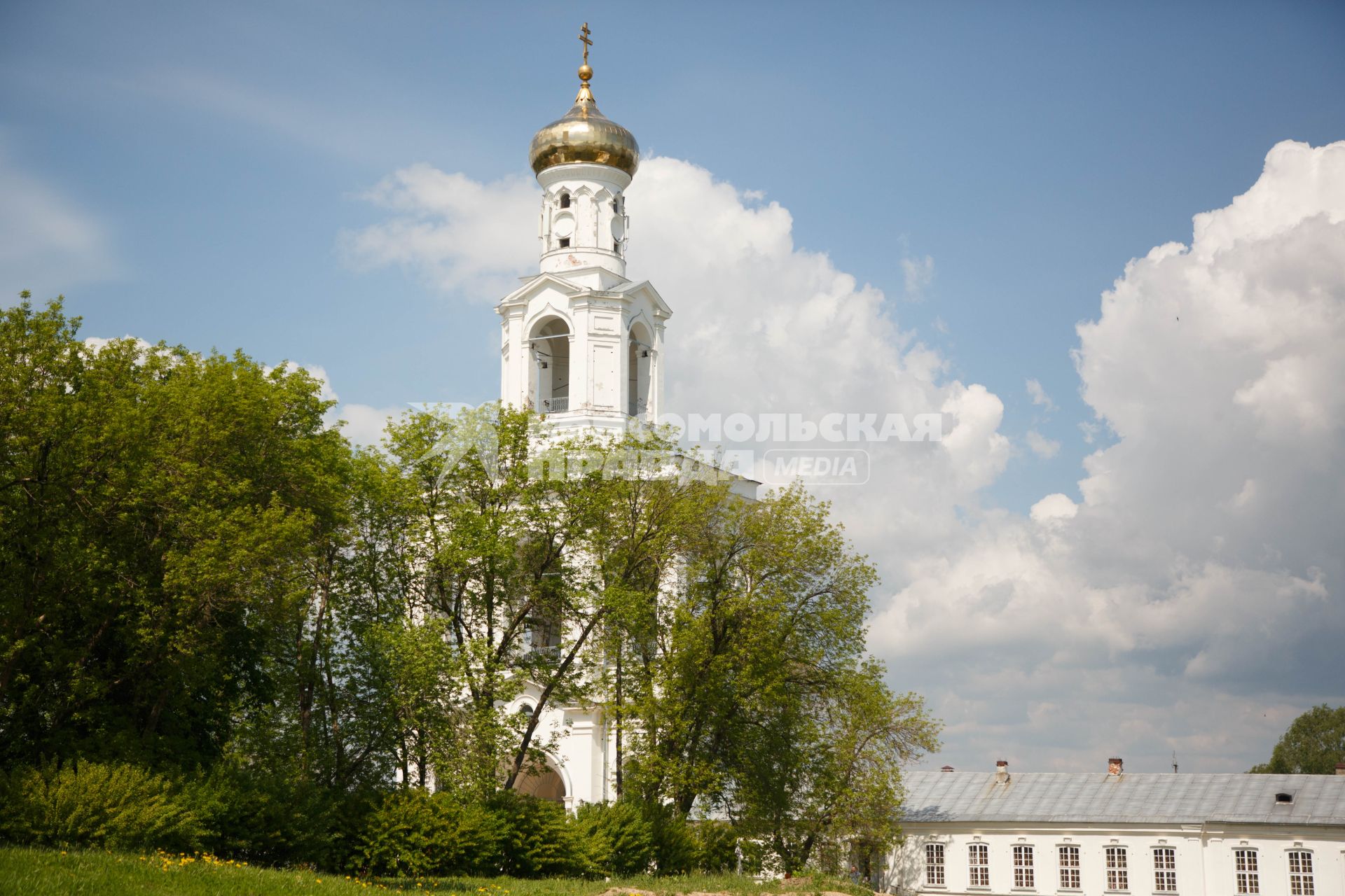 Великий Новгород. Вид на колокольню Свято- Юрьевского монастыря.