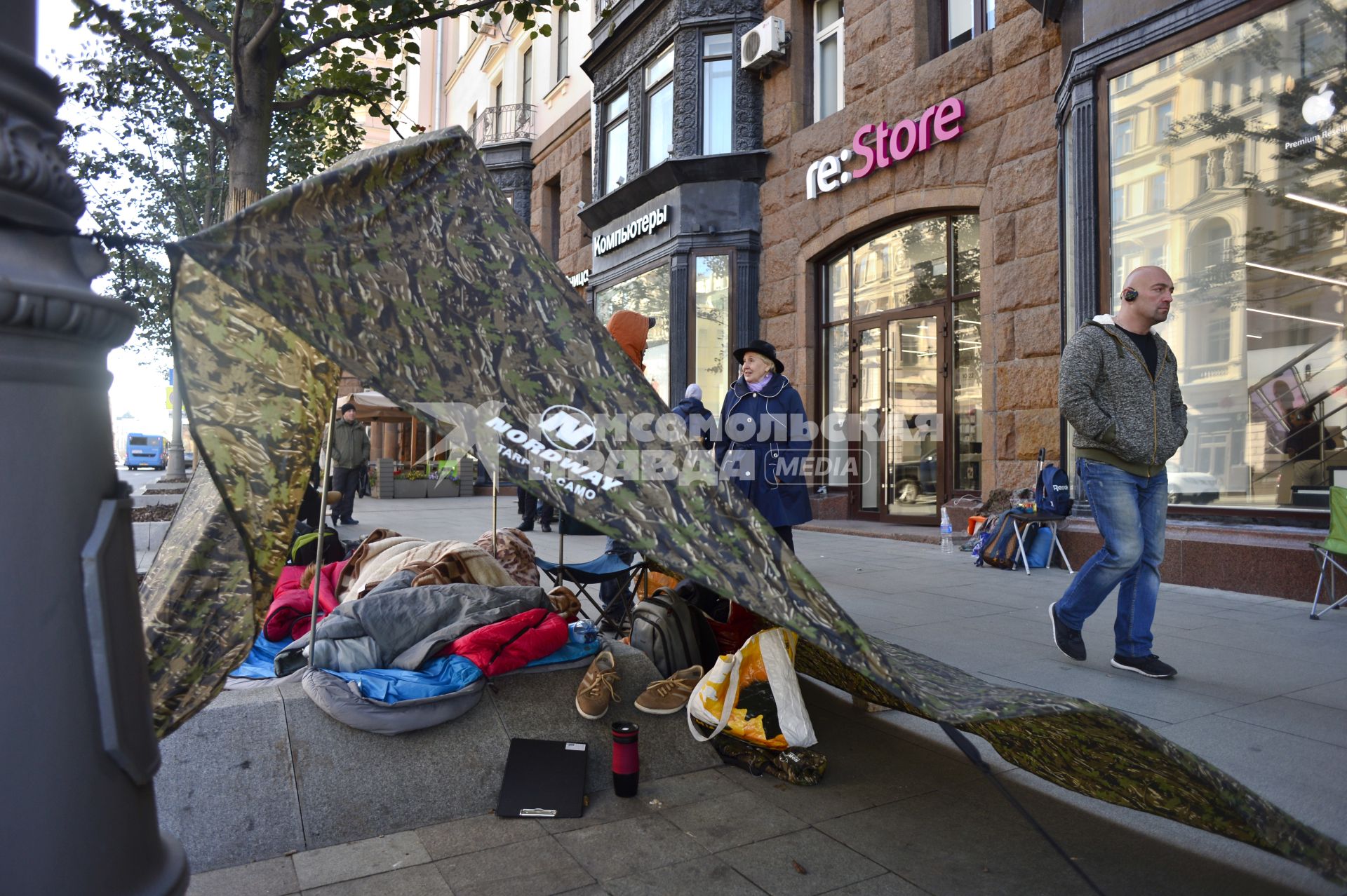 Москва.  Покупатели ожидают старта продаж модели iPhone - XS, XS Max, XR у магазина re: Store на Тверской улице.