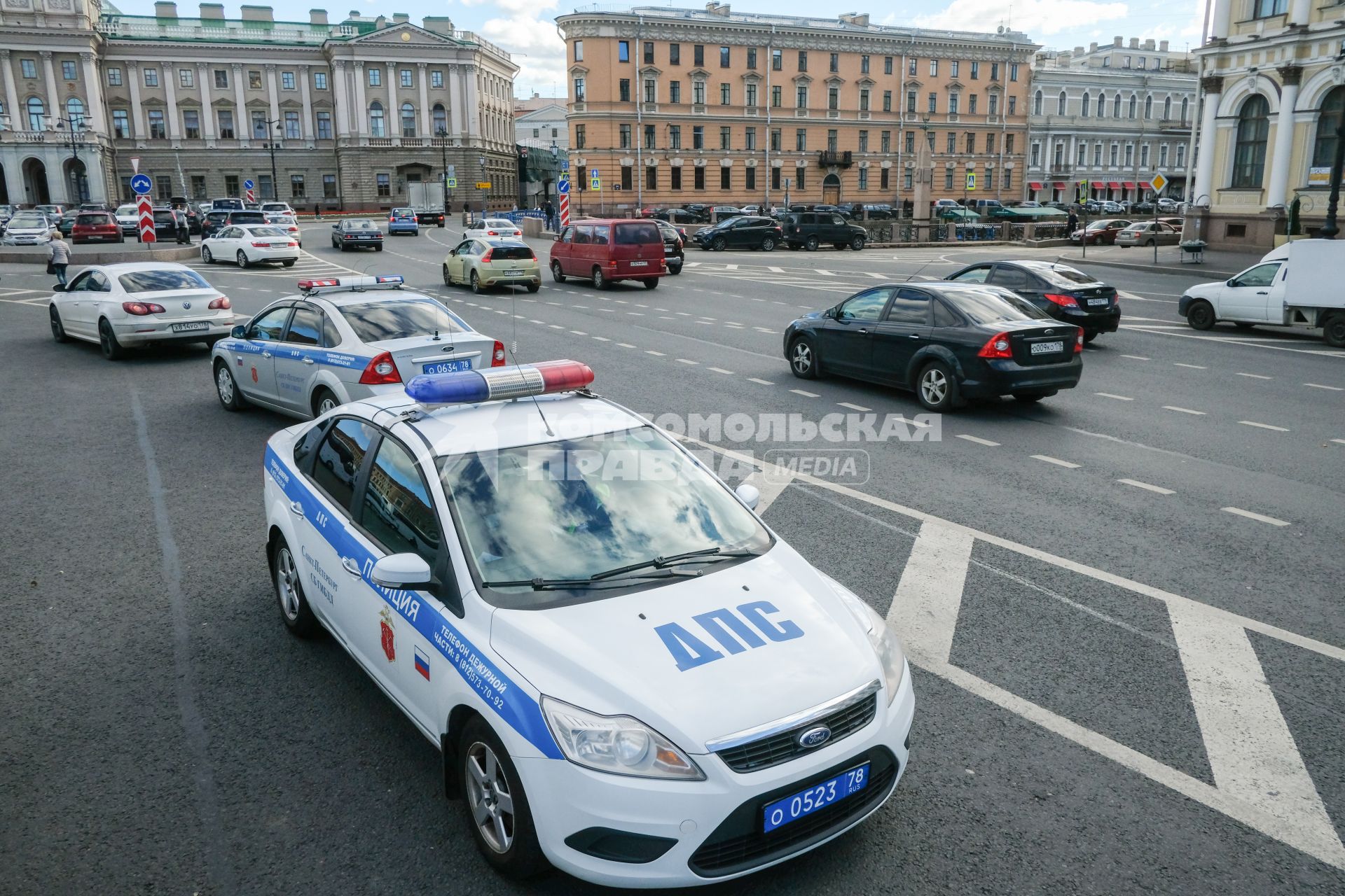 Санкт-Петербург.  Патруль ДПС на Исаакиевской площади.