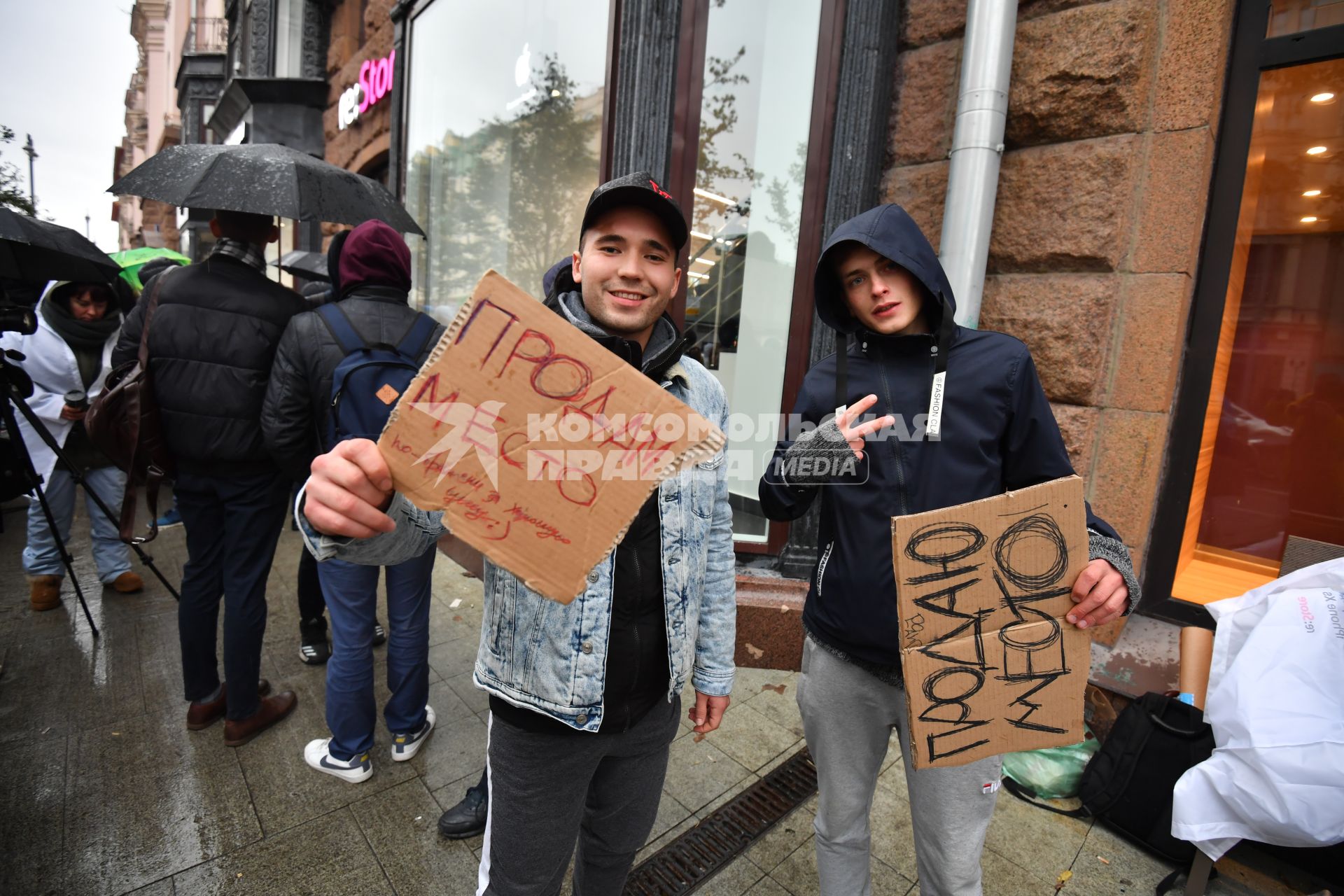 Москва. Продавцы мест в очереди за телефонами у магазина re:Store на Тверской улице, где начались продажи смартфонов iPhone XS, iPhone XS Max и iPhone XR.