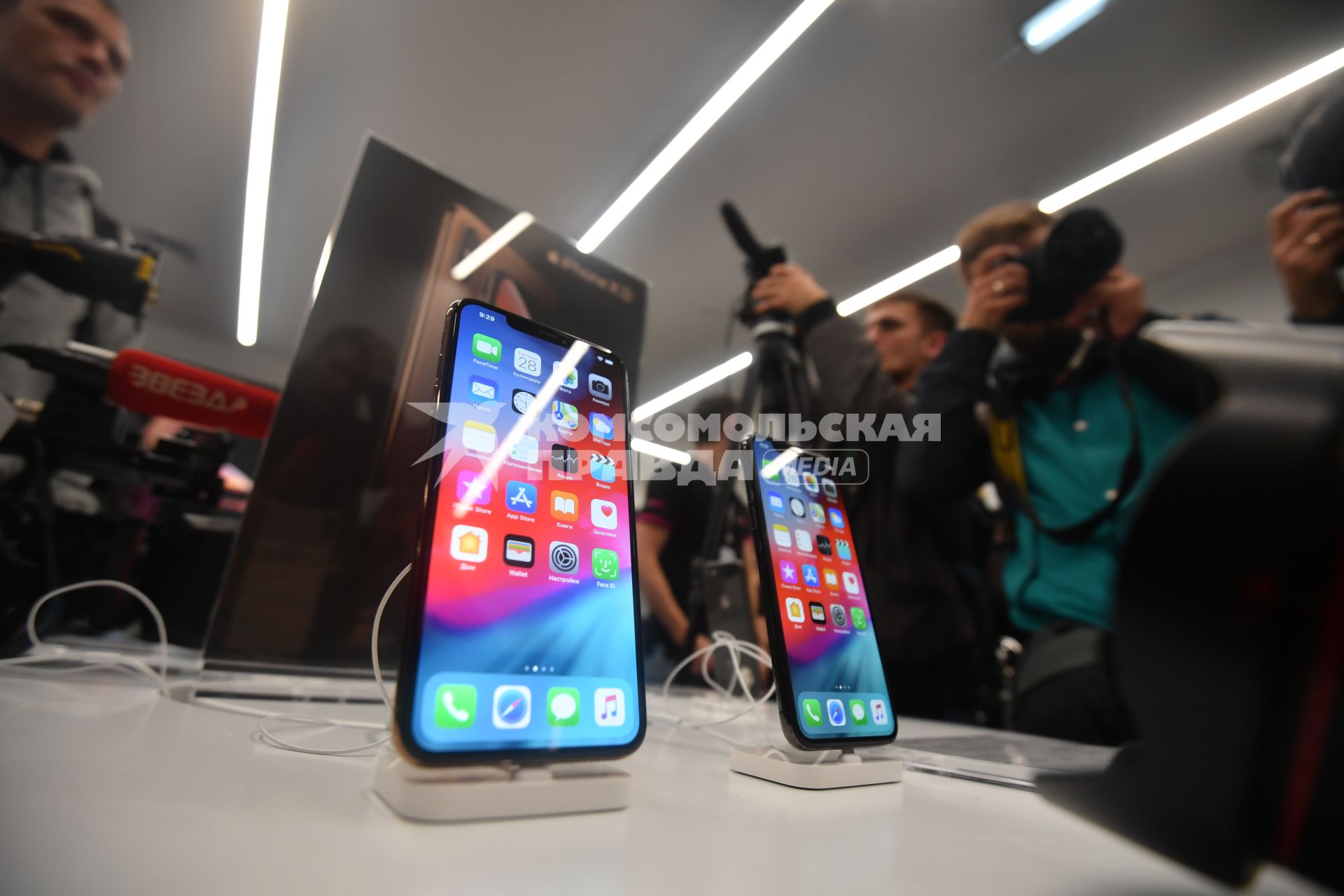 Москва. В магазине re:Store на Тверской улице, где начались продажи смартфонов iPhone XS, iPhone XS Max и iPhone XR