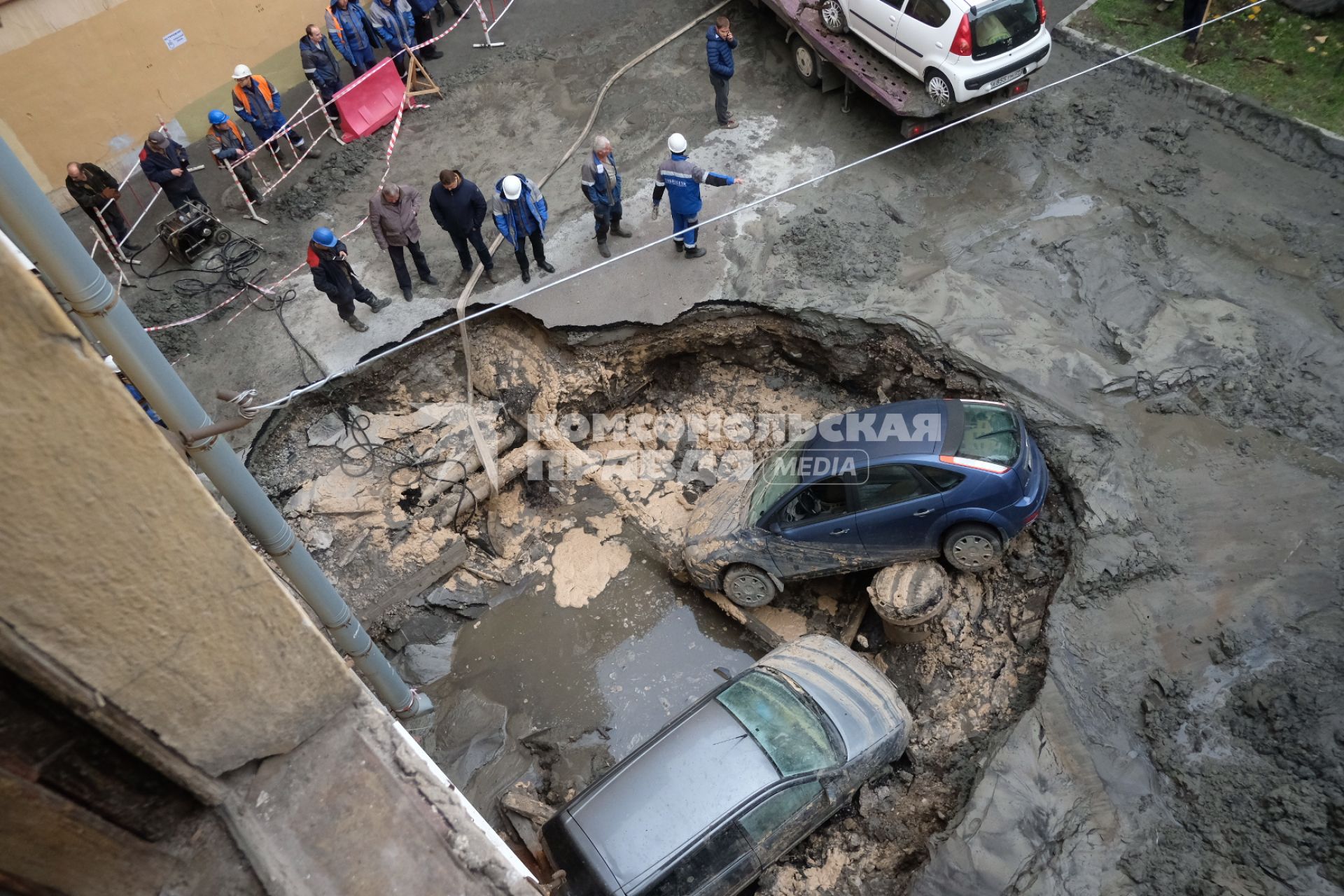 Санкт-Петербург. Последствия прорыва трубы горячей воды на Измайловском проспекте, в результате чего в подвальном кафе погибло два человека.