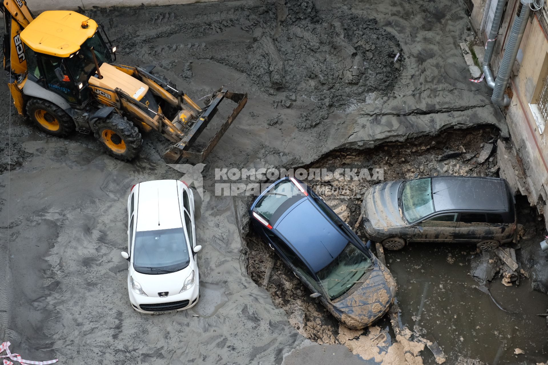 Санкт-Петербург. Последствия прорыва трубы горячей воды на Измайловском проспекте, в результате чего в подвальном кафе погибло два человека.