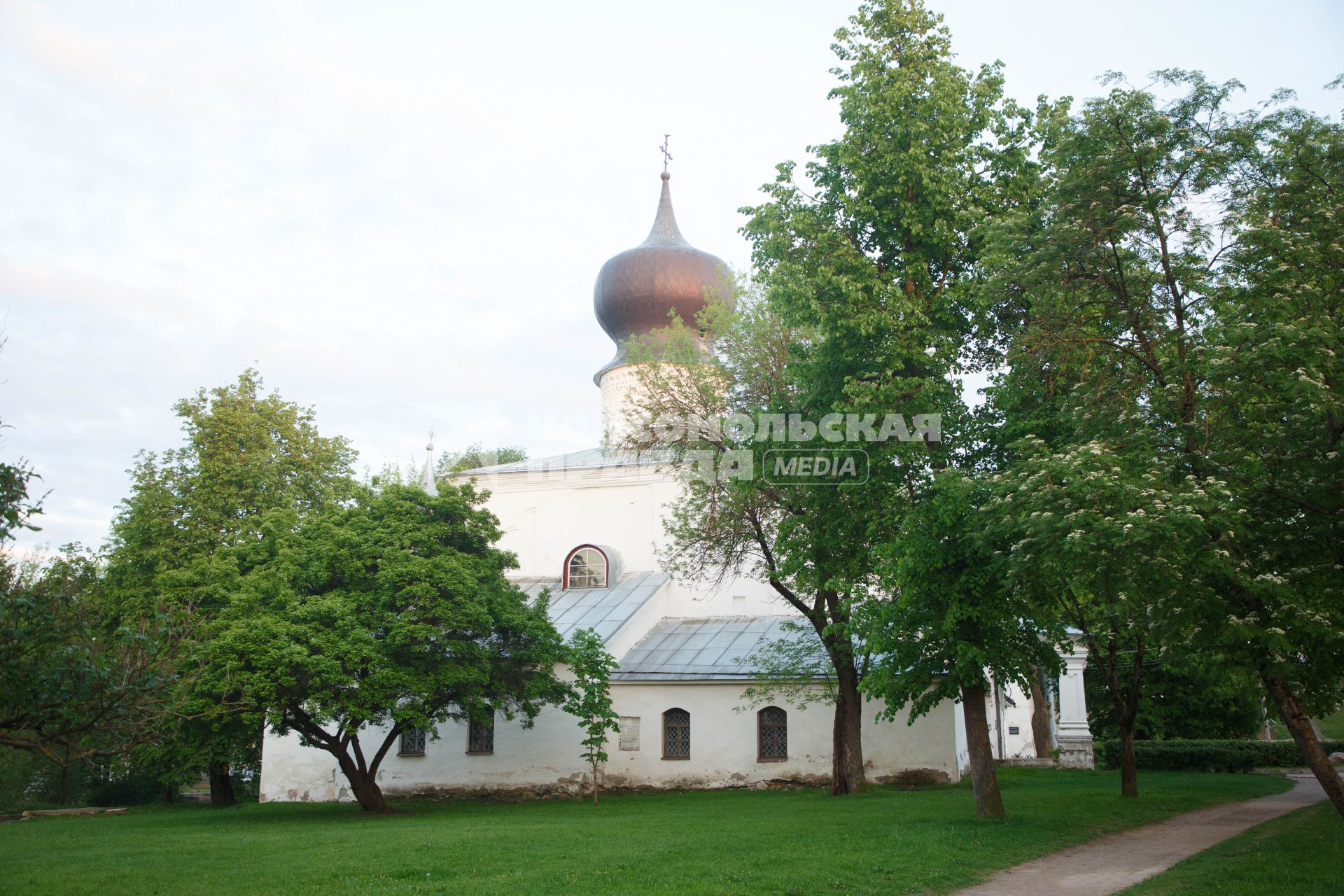 Псков. Вид на Церков Успения с Парома.