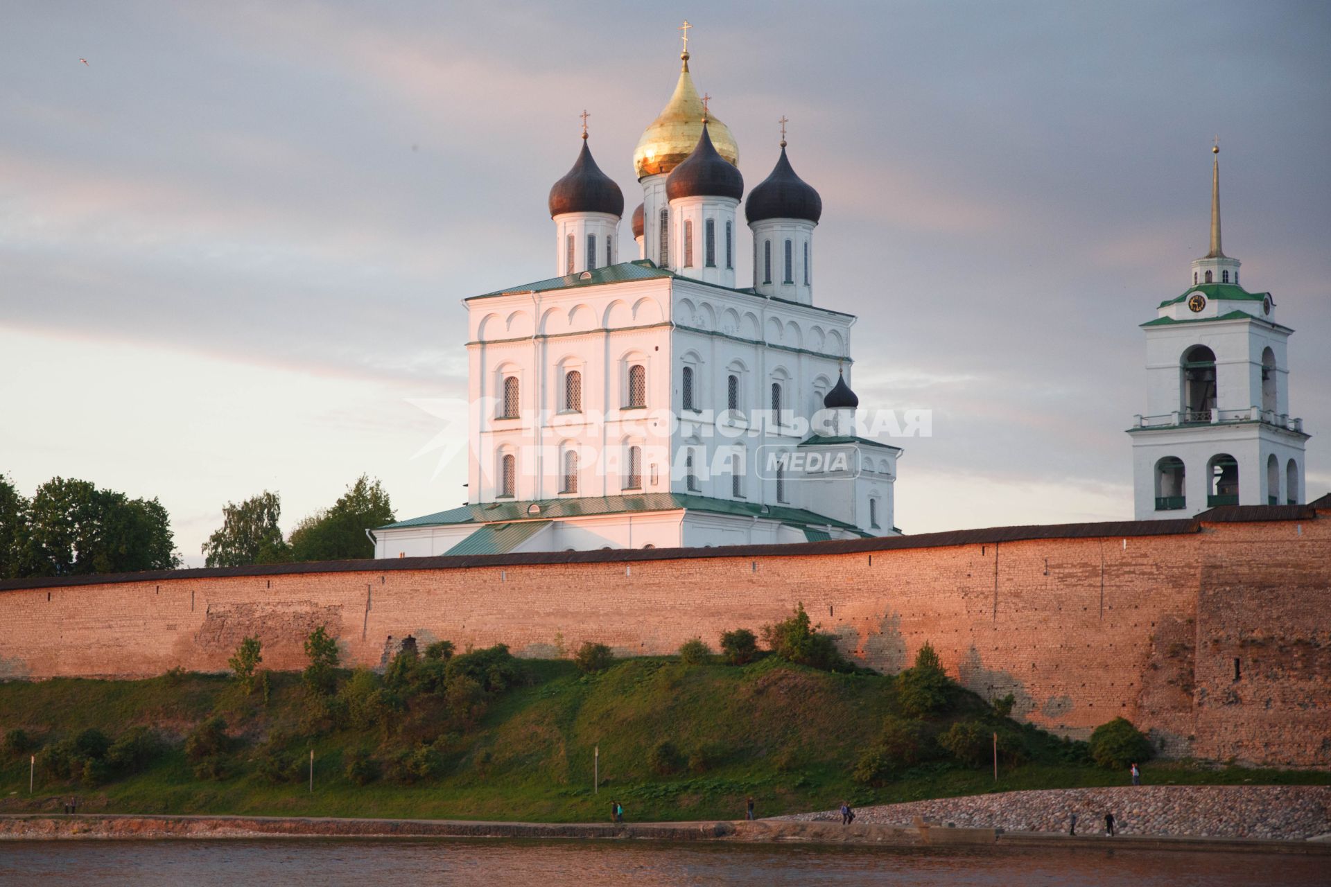 Псков.  Вид на Троицкий собор.